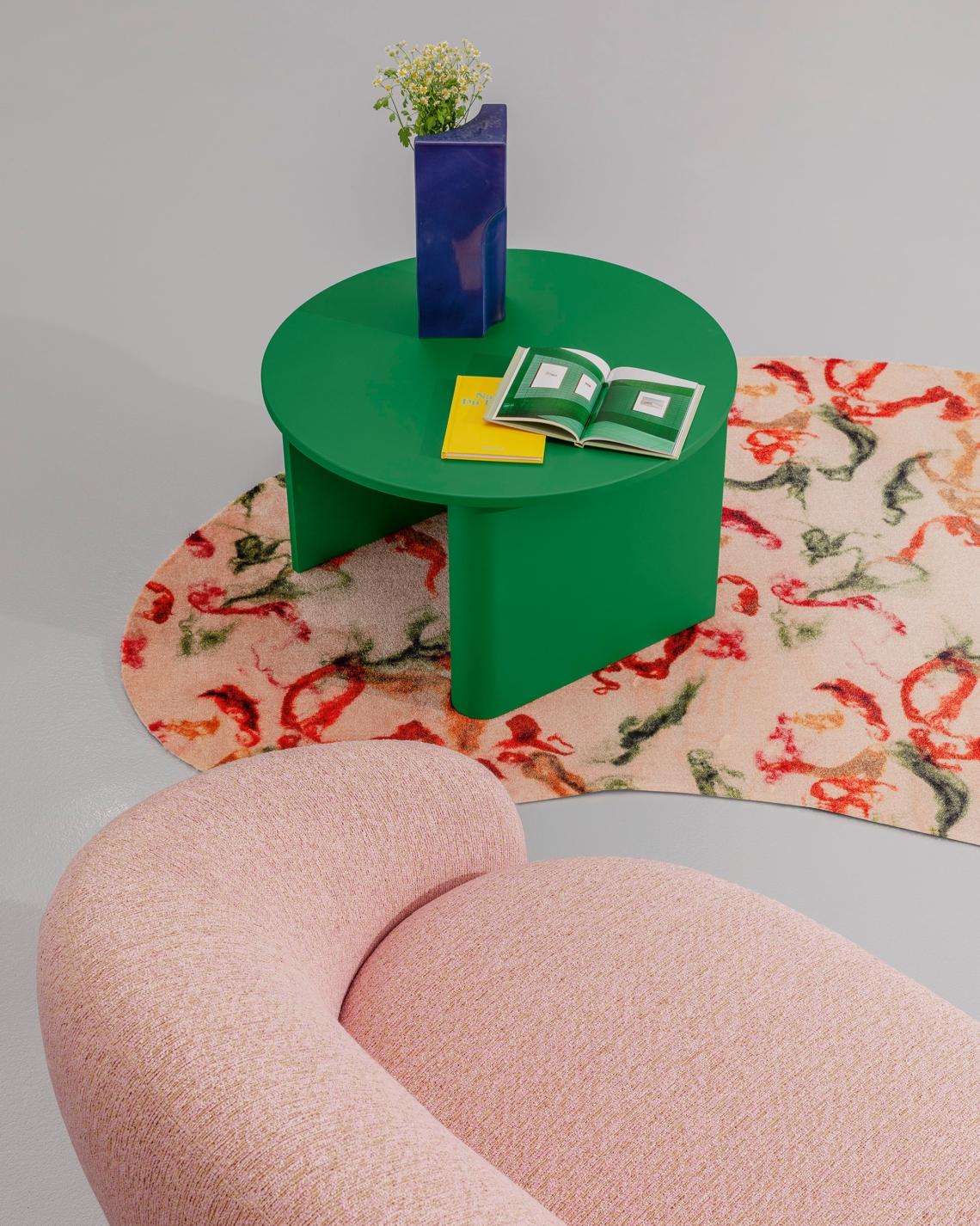 Les tables basses Nami, conçues par le collectif E-GGS pour Miniforms, expriment l'idée du mobilier comme un équilibre entre forme essentielle et fonction quotidienne. Leur nom rappelle le mouvement fluide des vagues, dont la base en bois incurvée