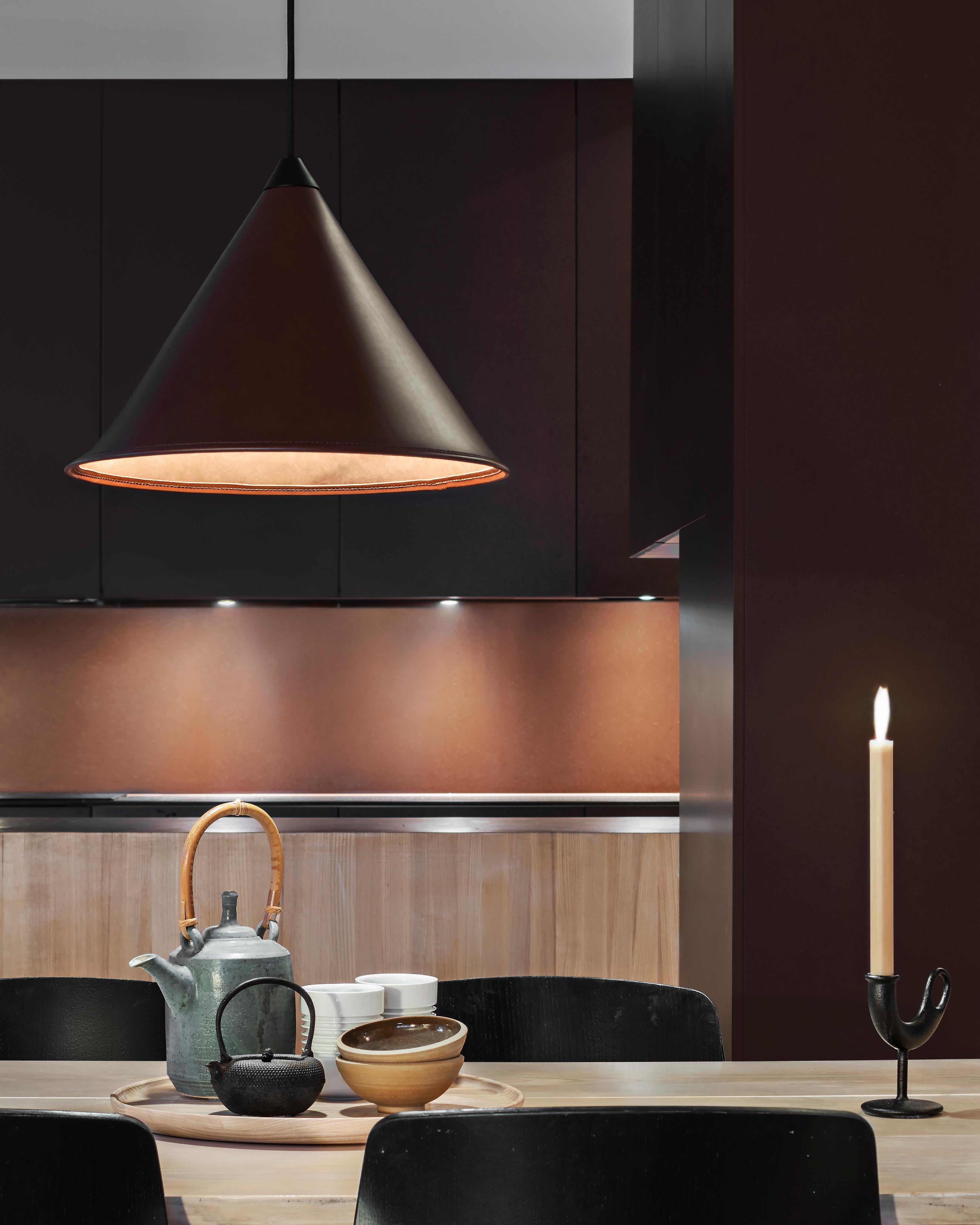 Grande lampe cône Namibia Leather de Cuero Design en vente 2