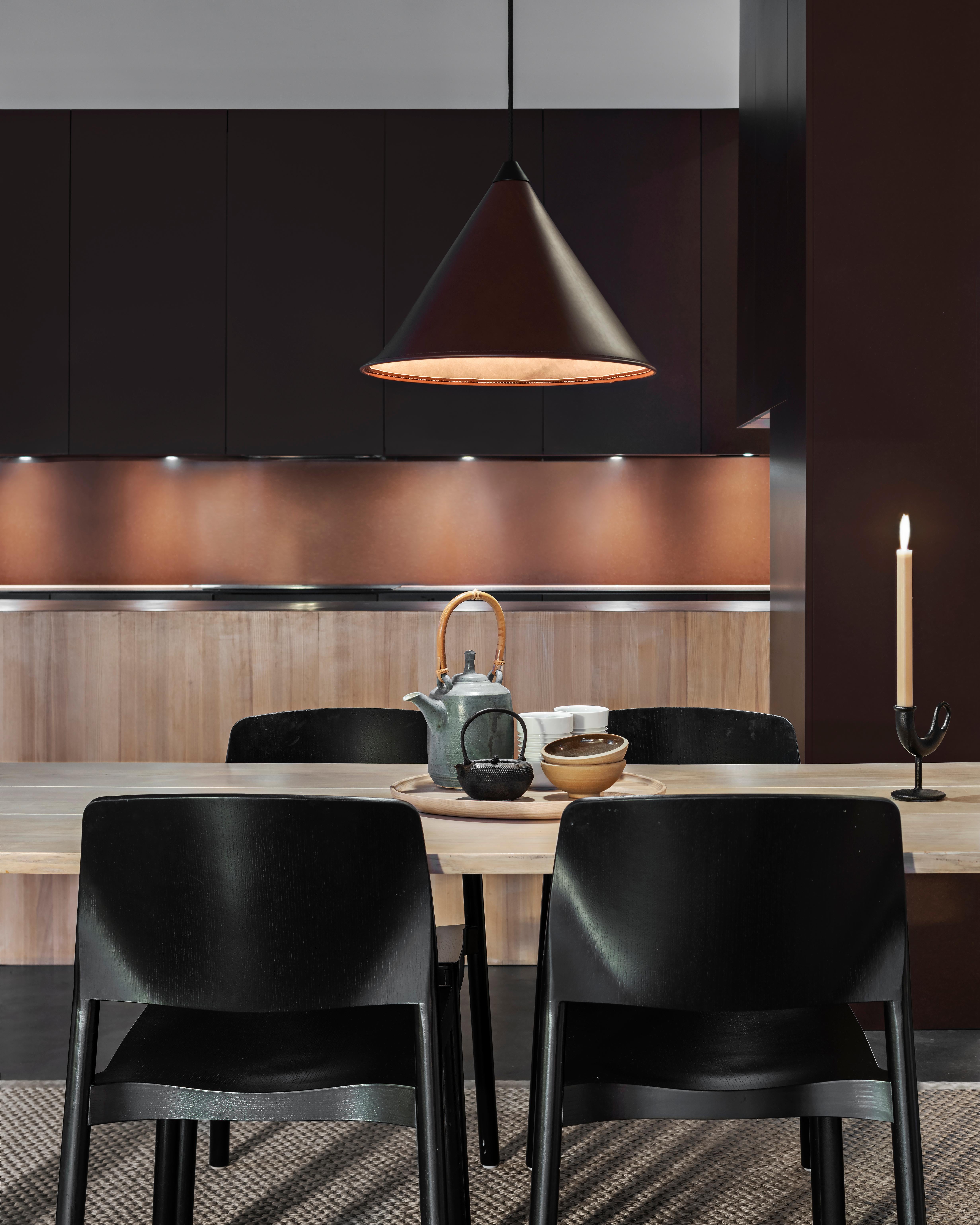 Grande lampe cône Namibia Leather de Cuero Design en vente 3