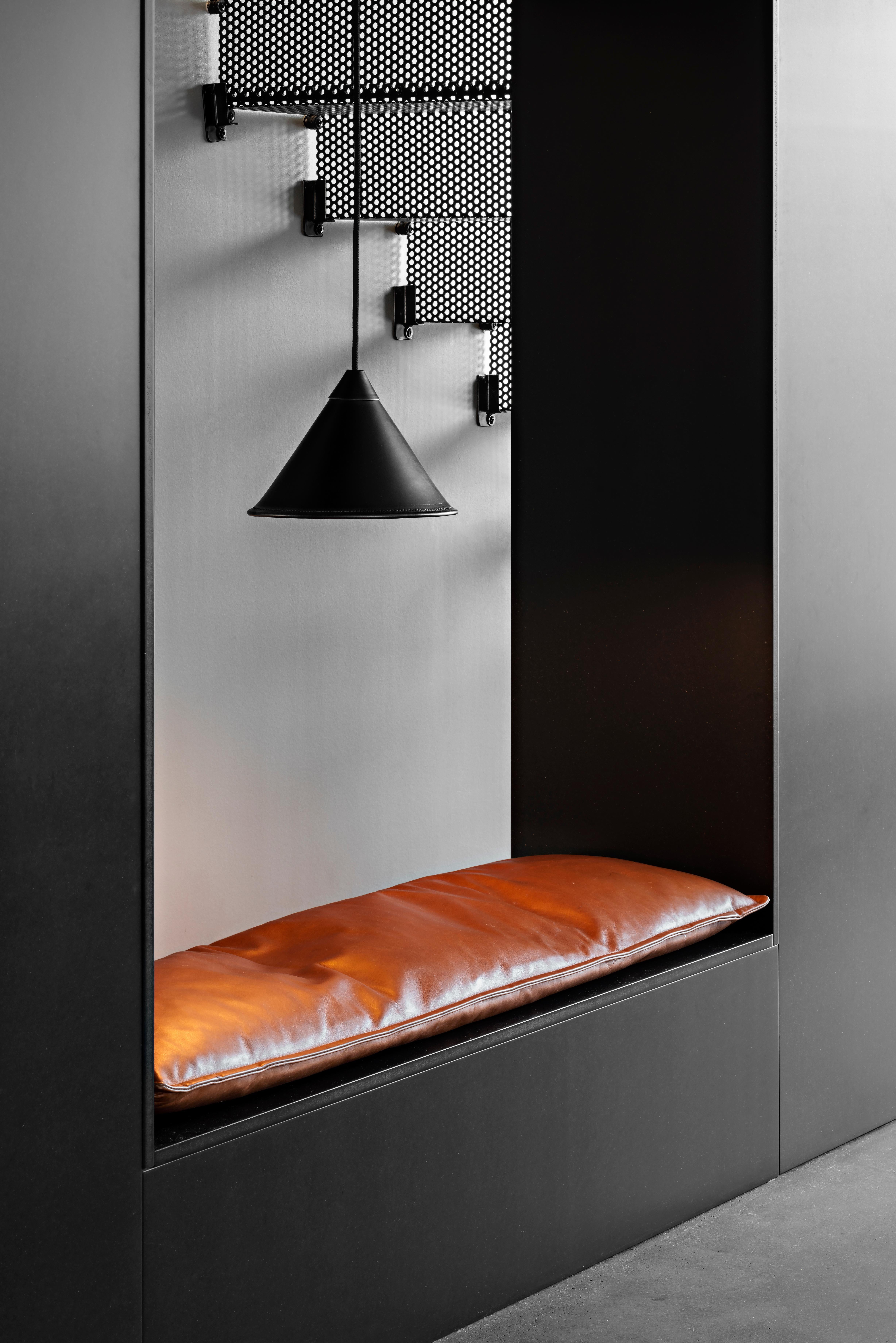 Grande lampe cône Namibia Leather de Cuero Design en vente 5