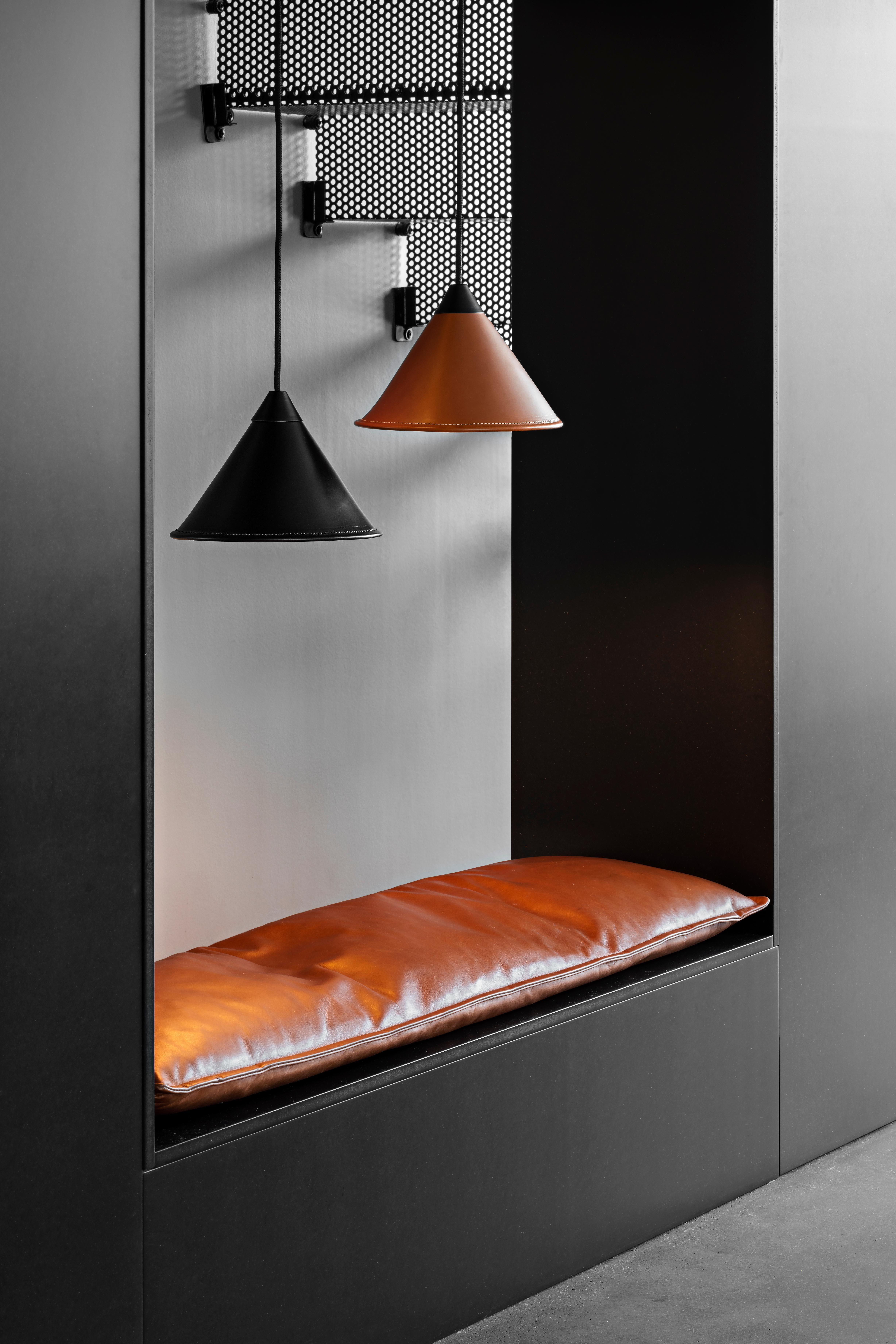 Grande lampe cône Namibia Leather de Cuero Design en vente 6