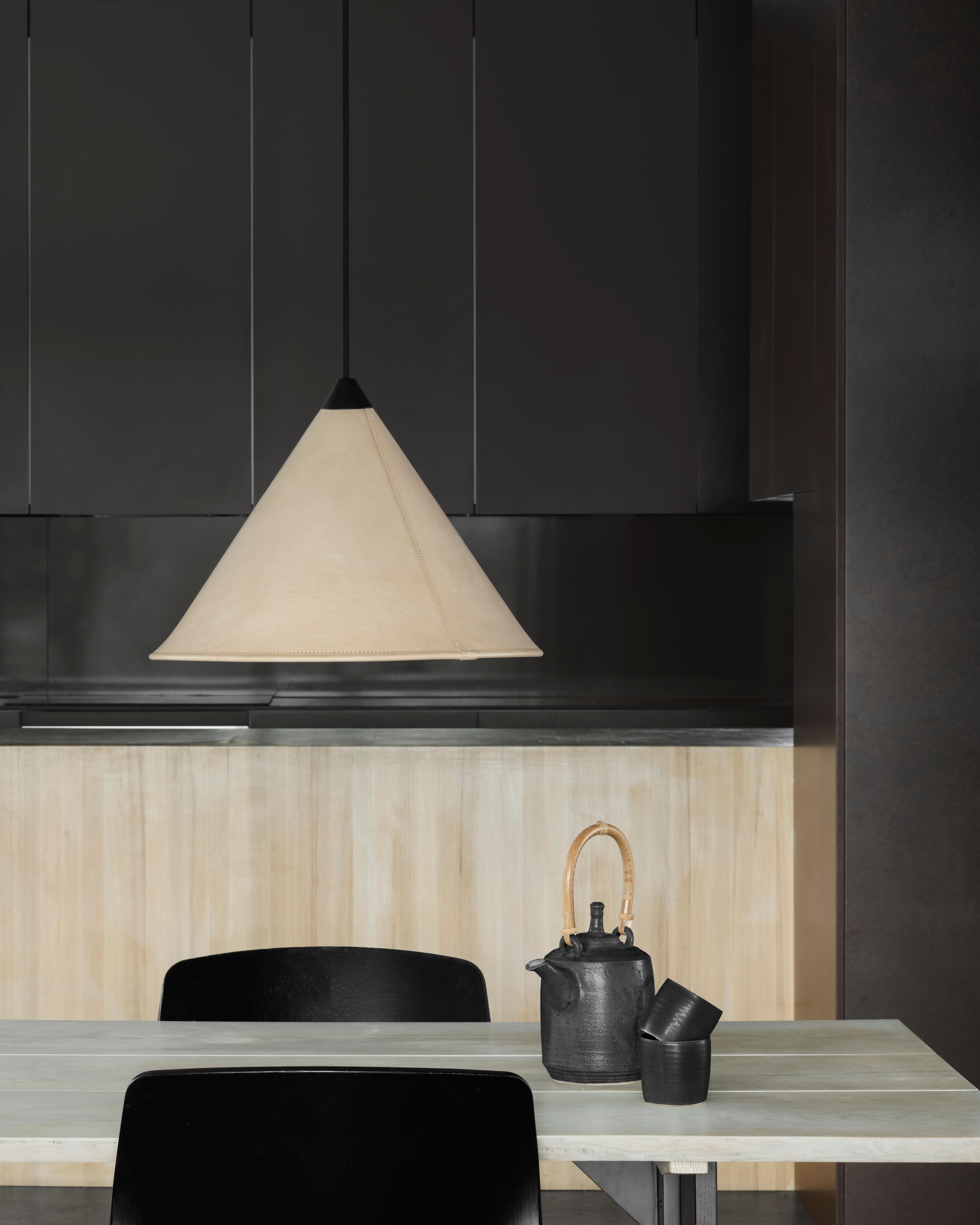 Postmoderne Grande lampe cône Namibia Leather de Cuero Design en vente