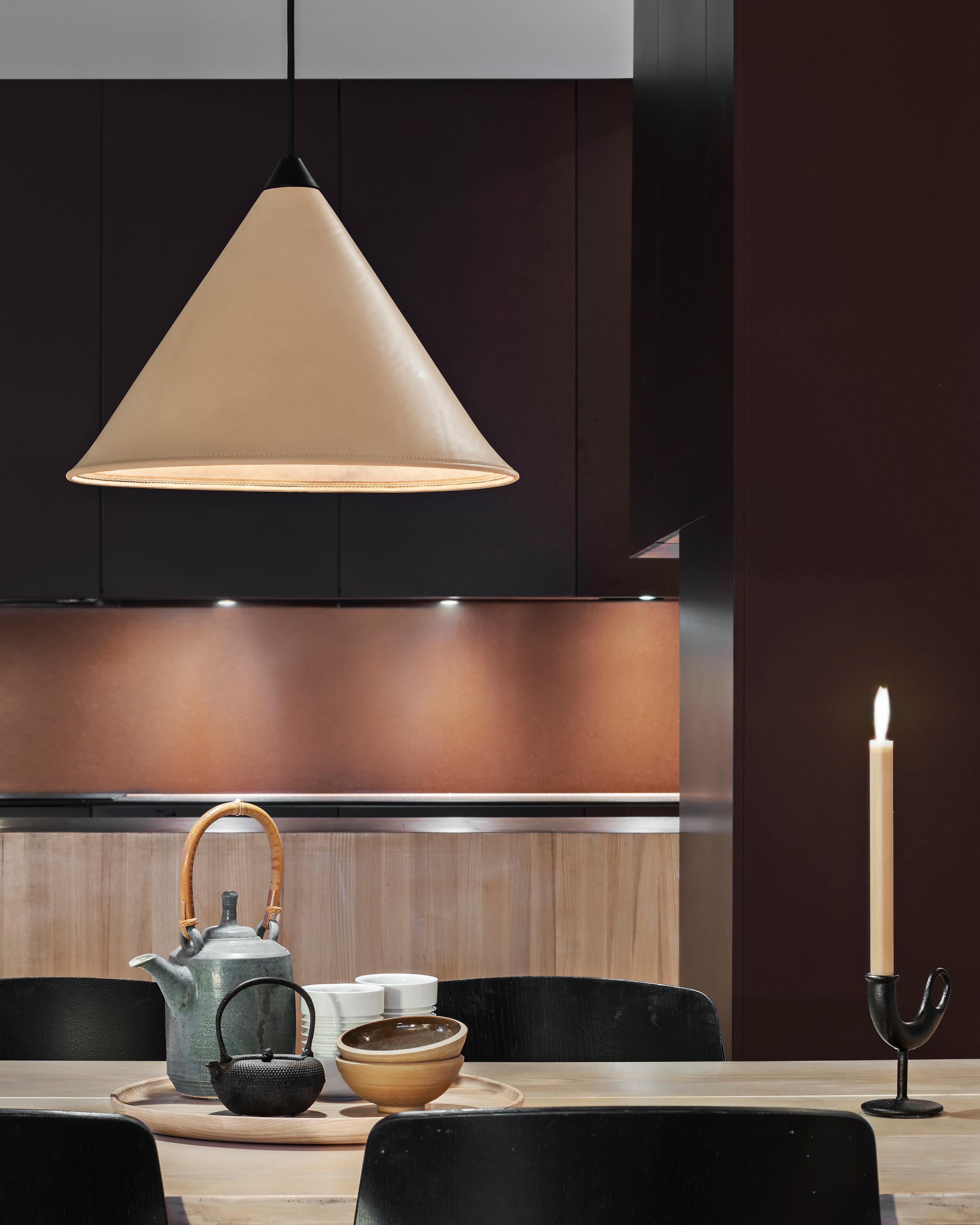 Suédois Grande lampe cône Namibia Leather de Cuero Design en vente