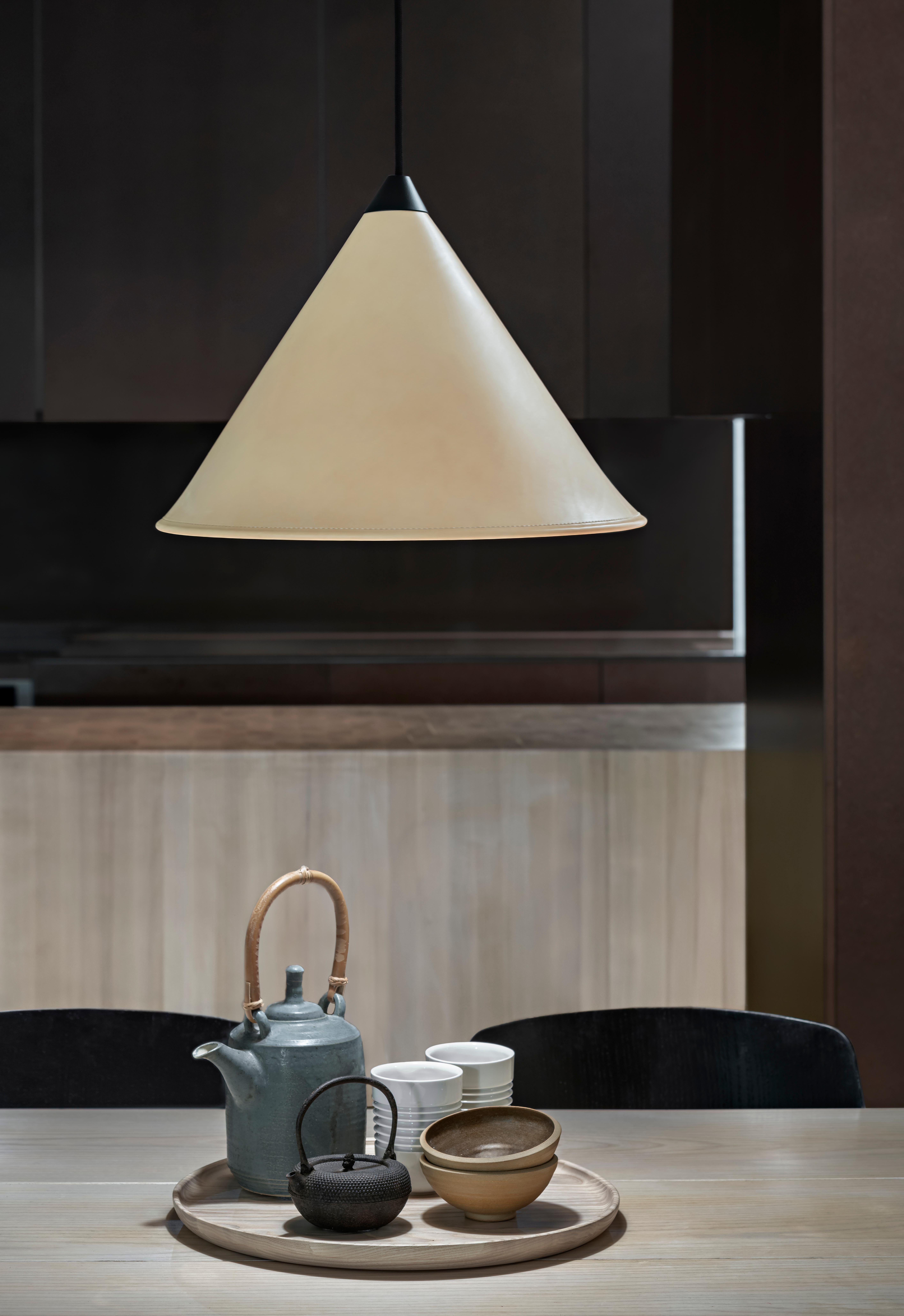 Autre Grande lampe cône Namibia Leather de Cuero Design en vente