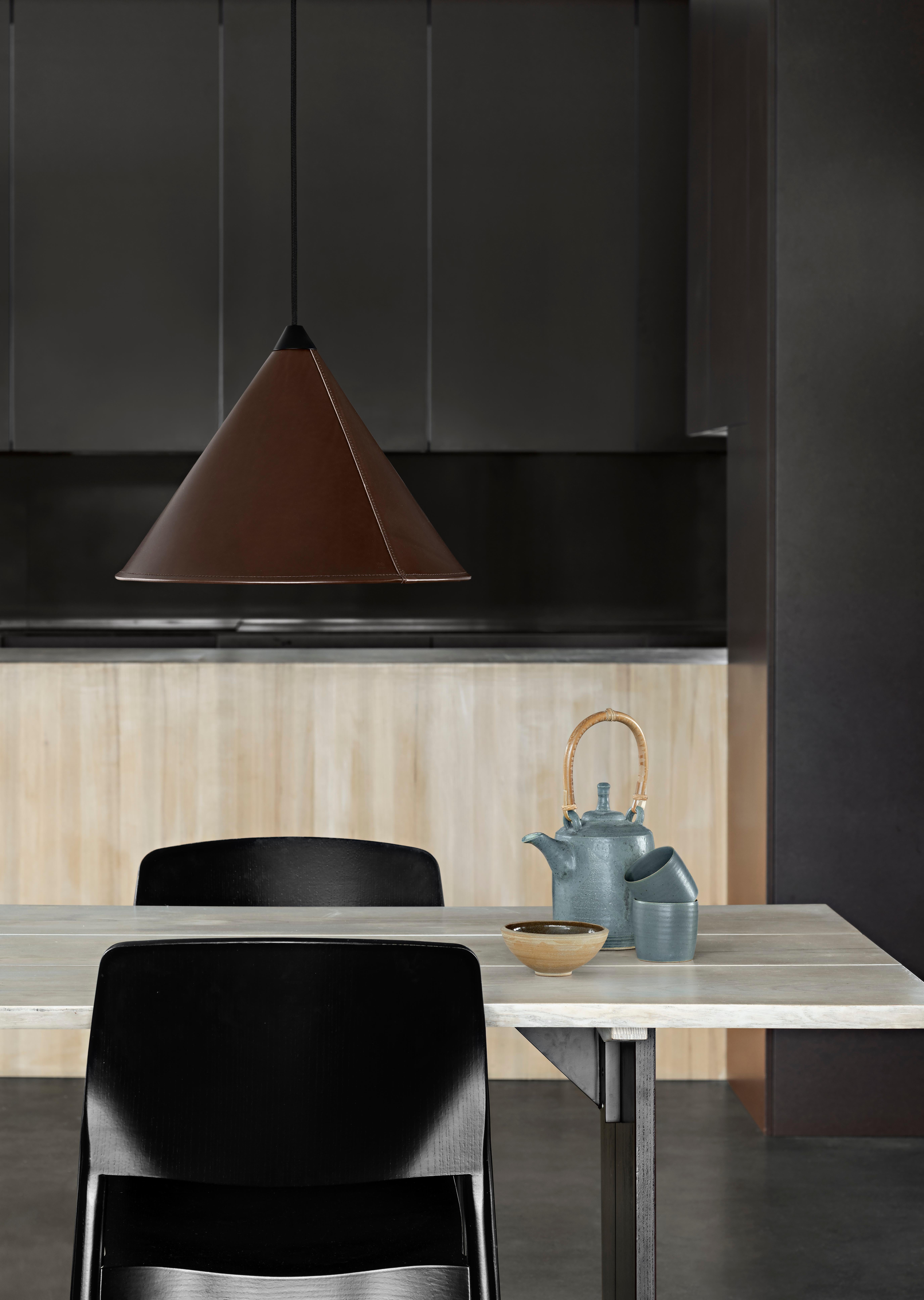 XXIe siècle et contemporain Grande lampe cône Namibia Leather de Cuero Design en vente