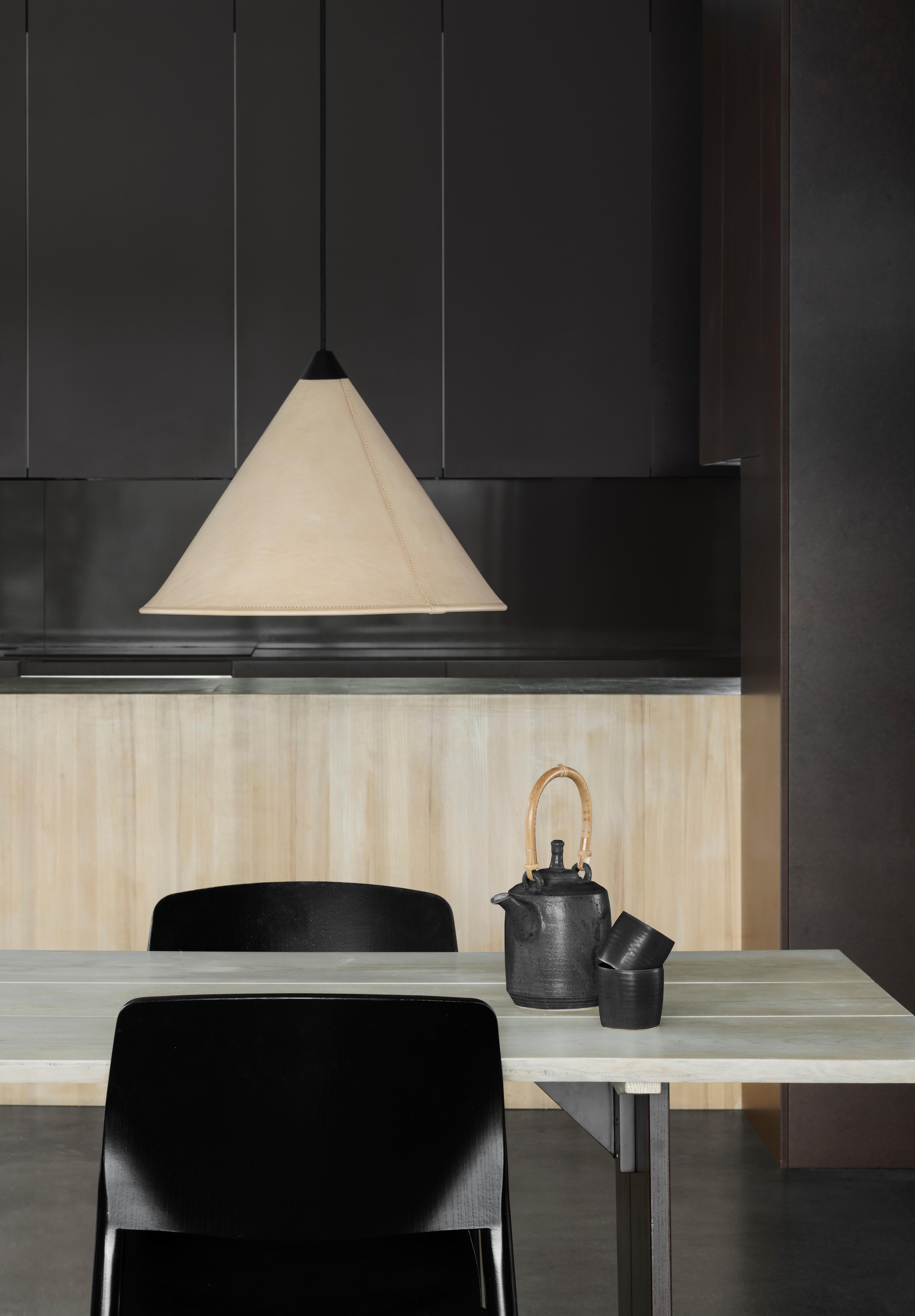 Métal Grande lampe cône Namibia Leather de Cuero Design en vente