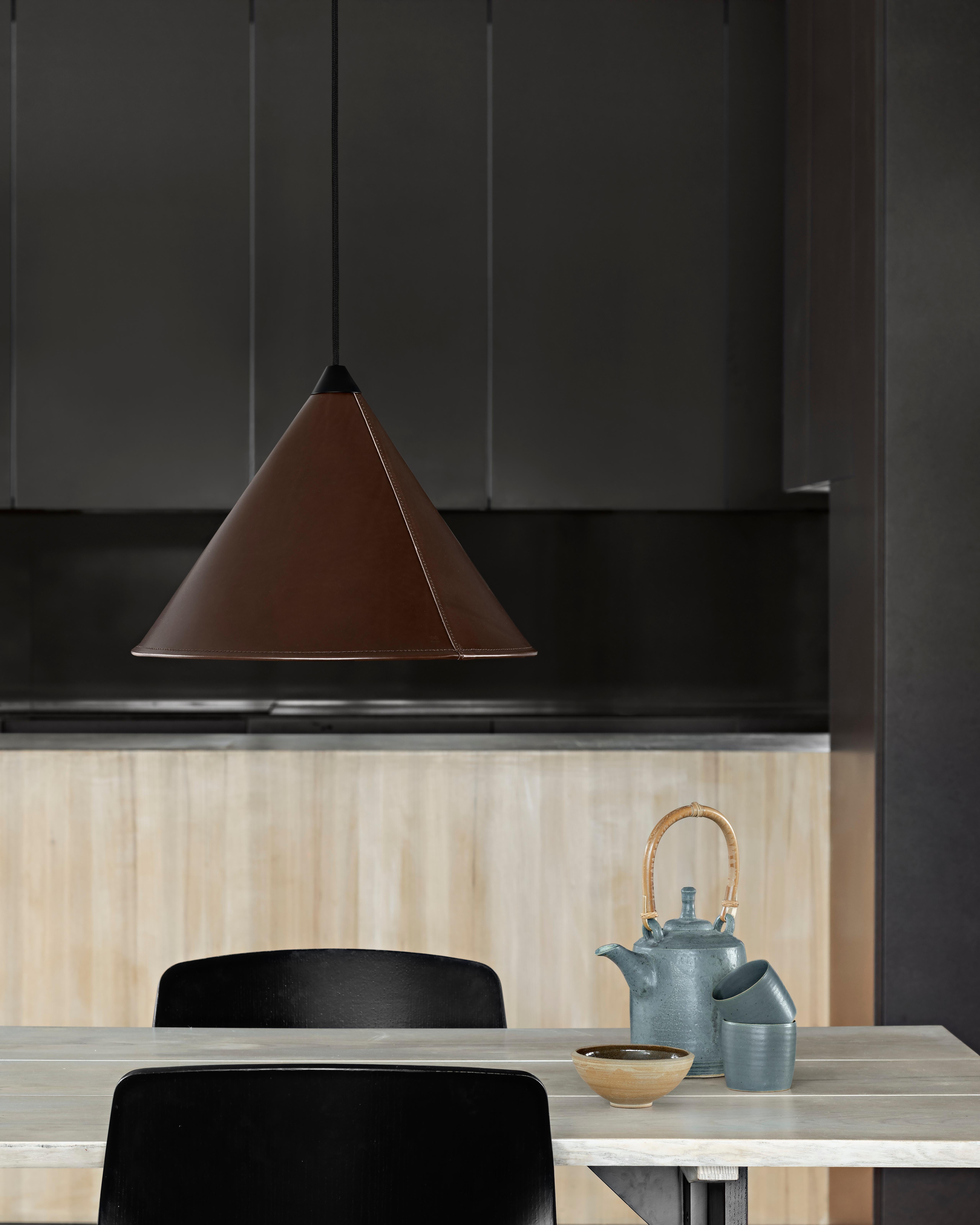 Grande lampe cône Namibia Leather de Cuero Design en vente 1