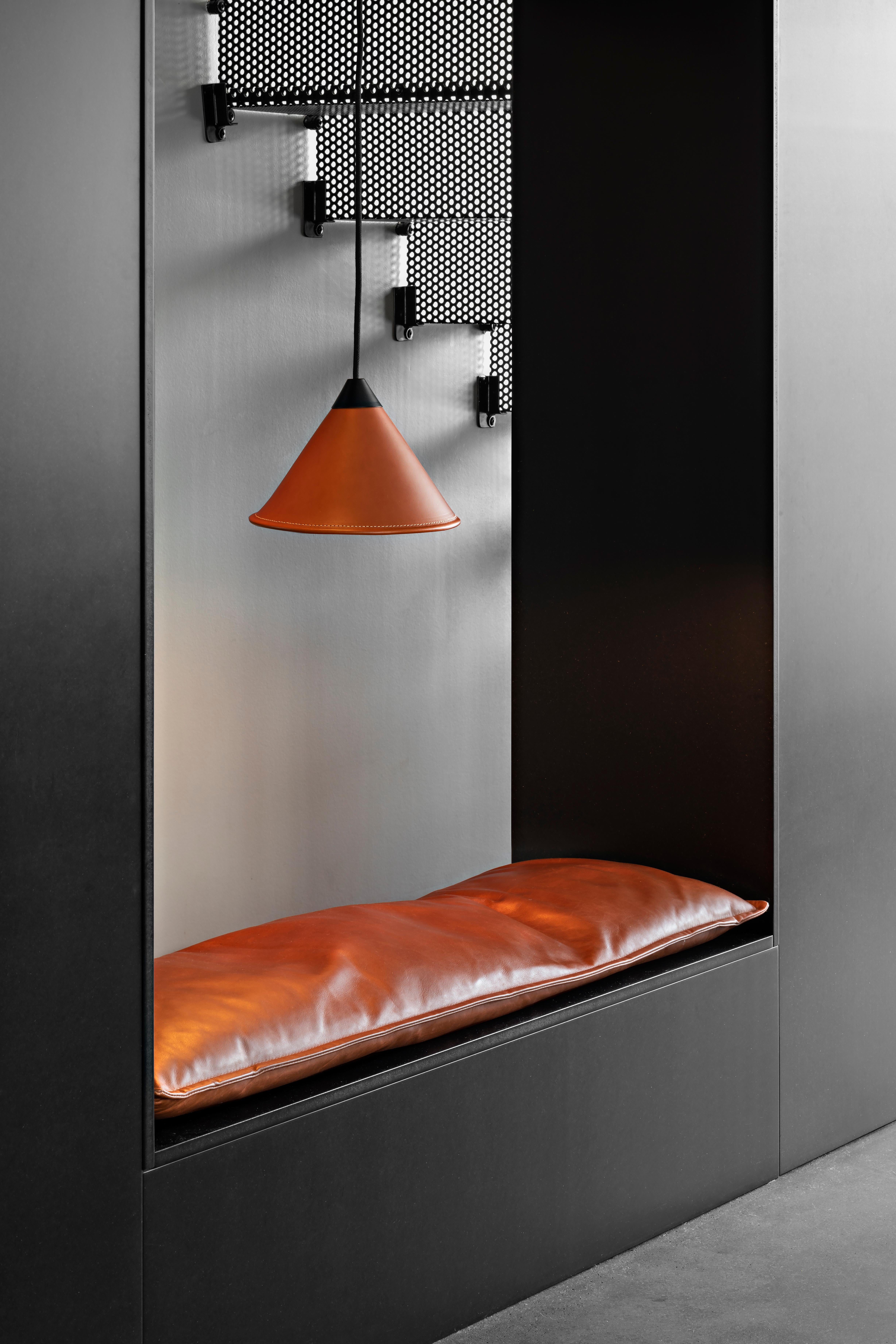 Namibia Lederkegel-Lampe mit Kegel Medium von Cuero Design im Angebot 7