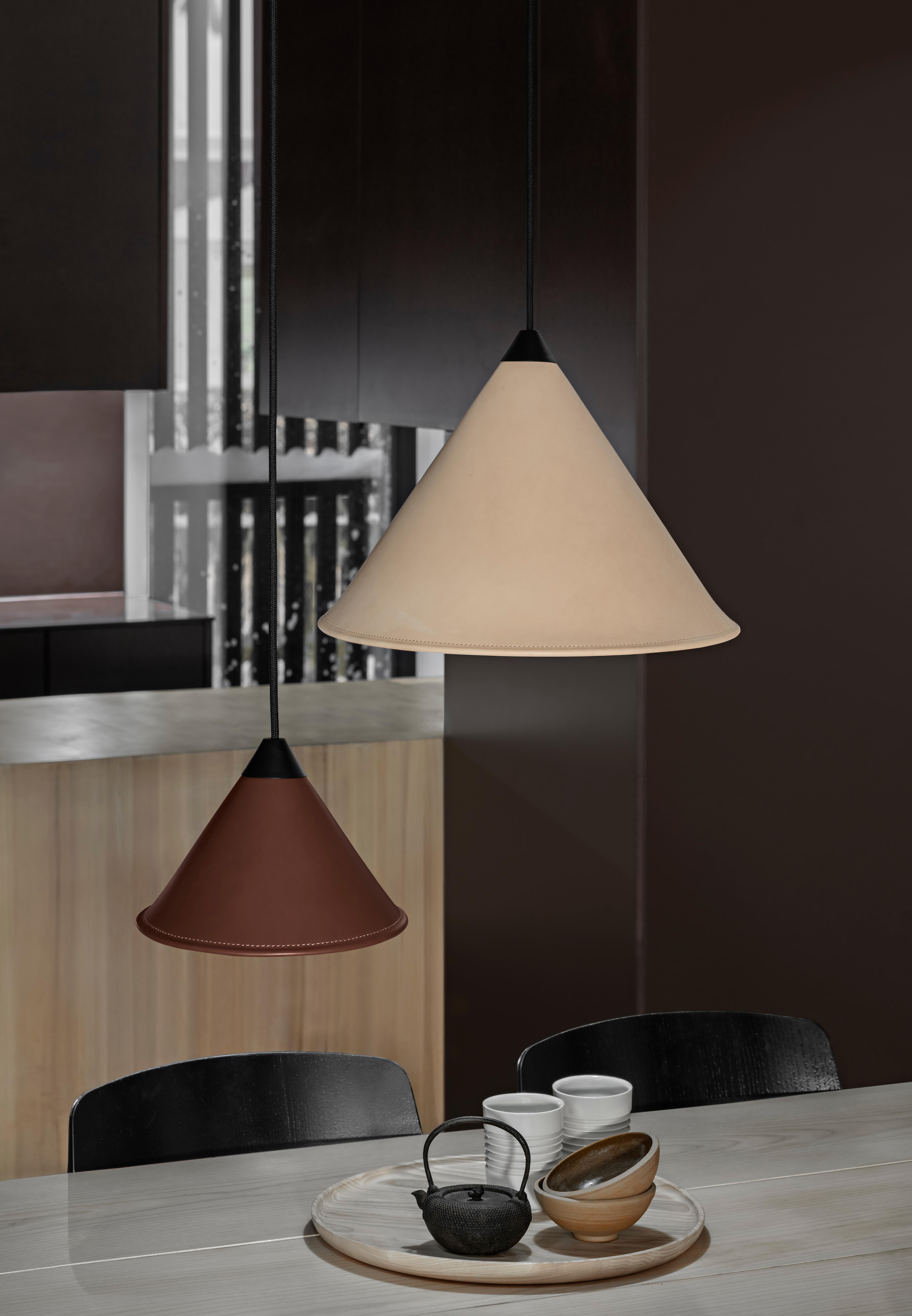 Namibia Lederkegel-Lampe mit Kegel Medium von Cuero Design
Abmessungen: Ø 35 x H 25 cm.
MATERIALIEN: Leder, Metall und Kordel.
Ausführung: Montana-Leder, schwarzes Metall und schwarze Kordel.

Erhältlich in verschiedenen Farbvarianten und