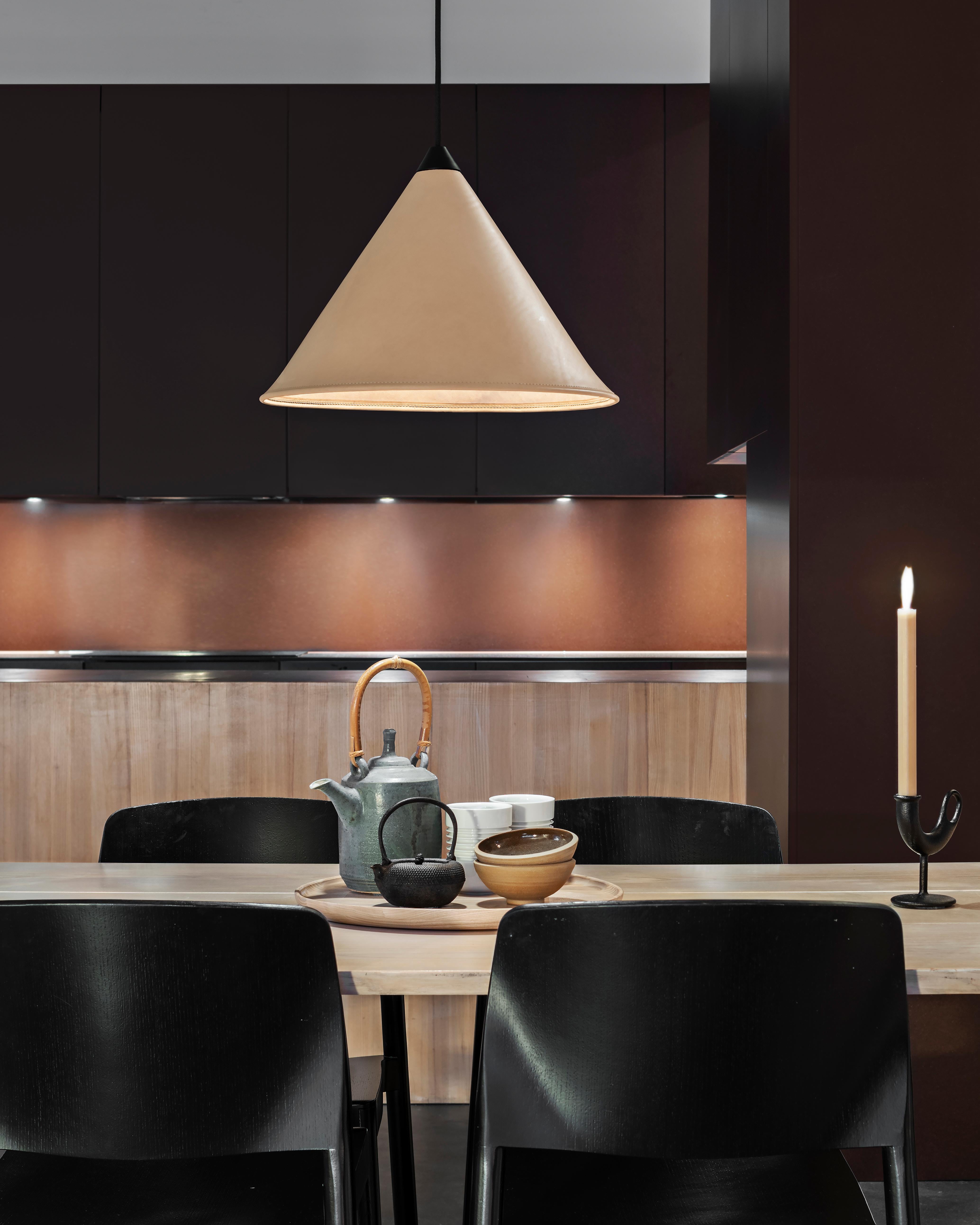 Namibia Lederkegel-Lampe mit Kegel Medium von Cuero Design im Zustand „Neu“ im Angebot in Geneve, CH