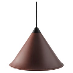Lampada media a cono in pelle Namibia di Cuero Design