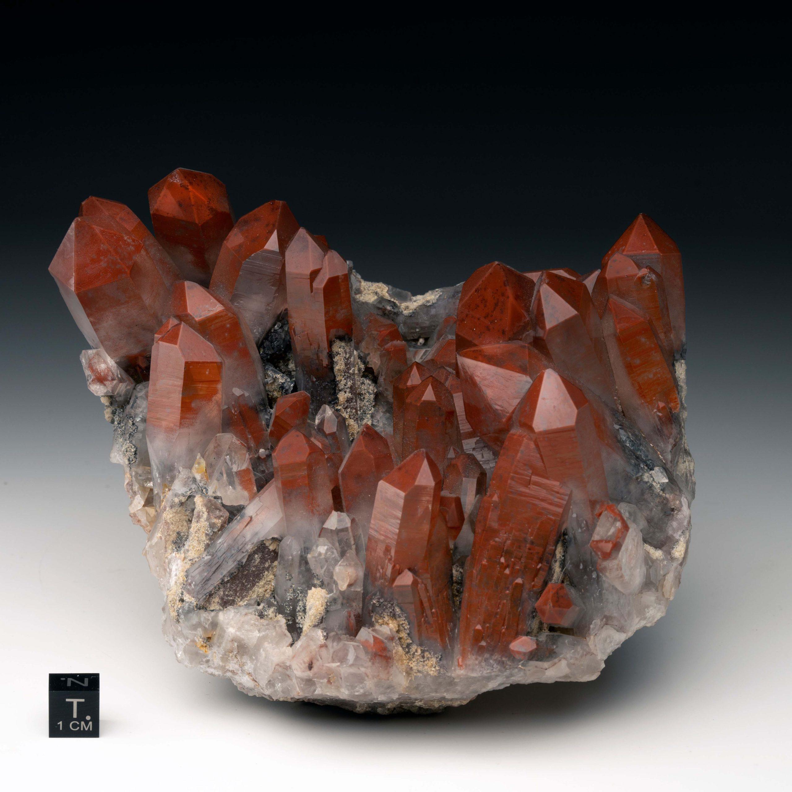 Rivière Orange, Namibie

Cet amas de quartz rouge de grande taille doit sa rare couleur rouge feu à des inclusions d'hématite recouvertes de quartz clair et translucide. De multiples fantômes d'hématite sont disséminés dans cette pièce. Ce spécimen