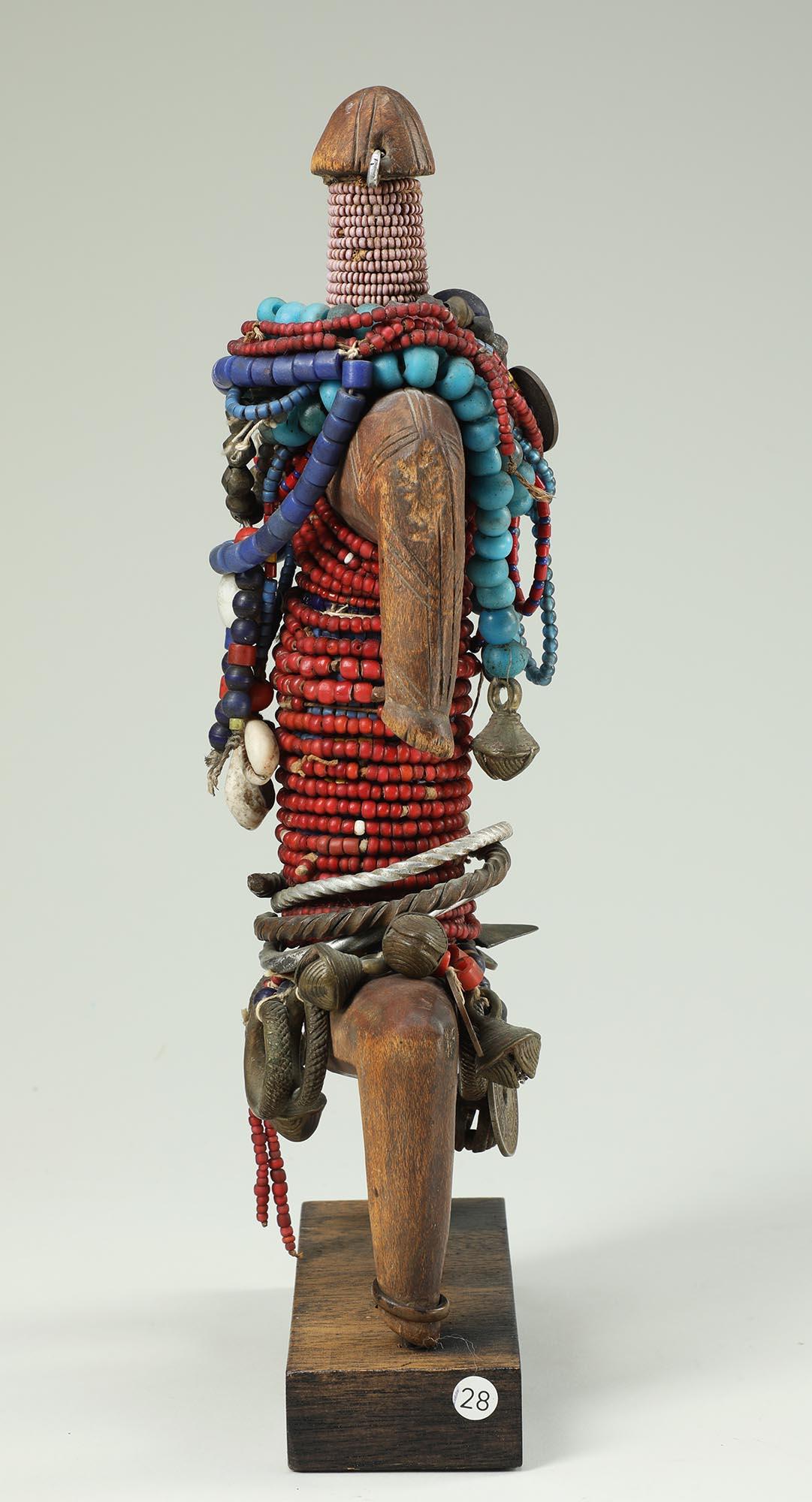 Muñeca Namji con cuentas, bayas de vaca, monedas y anillos de metal, Camerún Mediados del siglo XX en venta 3