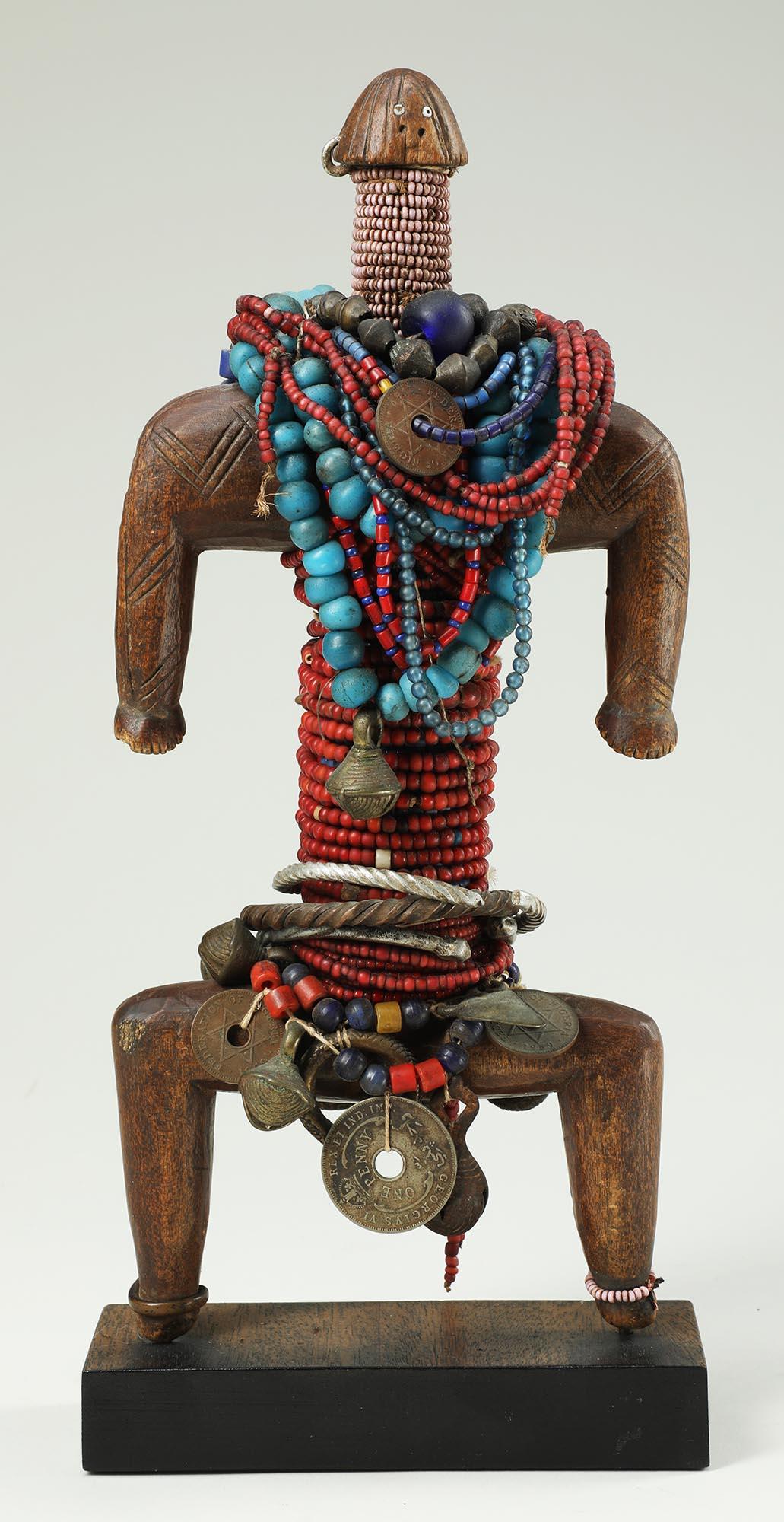 Muñeca Namji con cuentas, bayas de vaca, monedas y anillos de metal, Camerún Mediados del siglo XX Tribal en venta