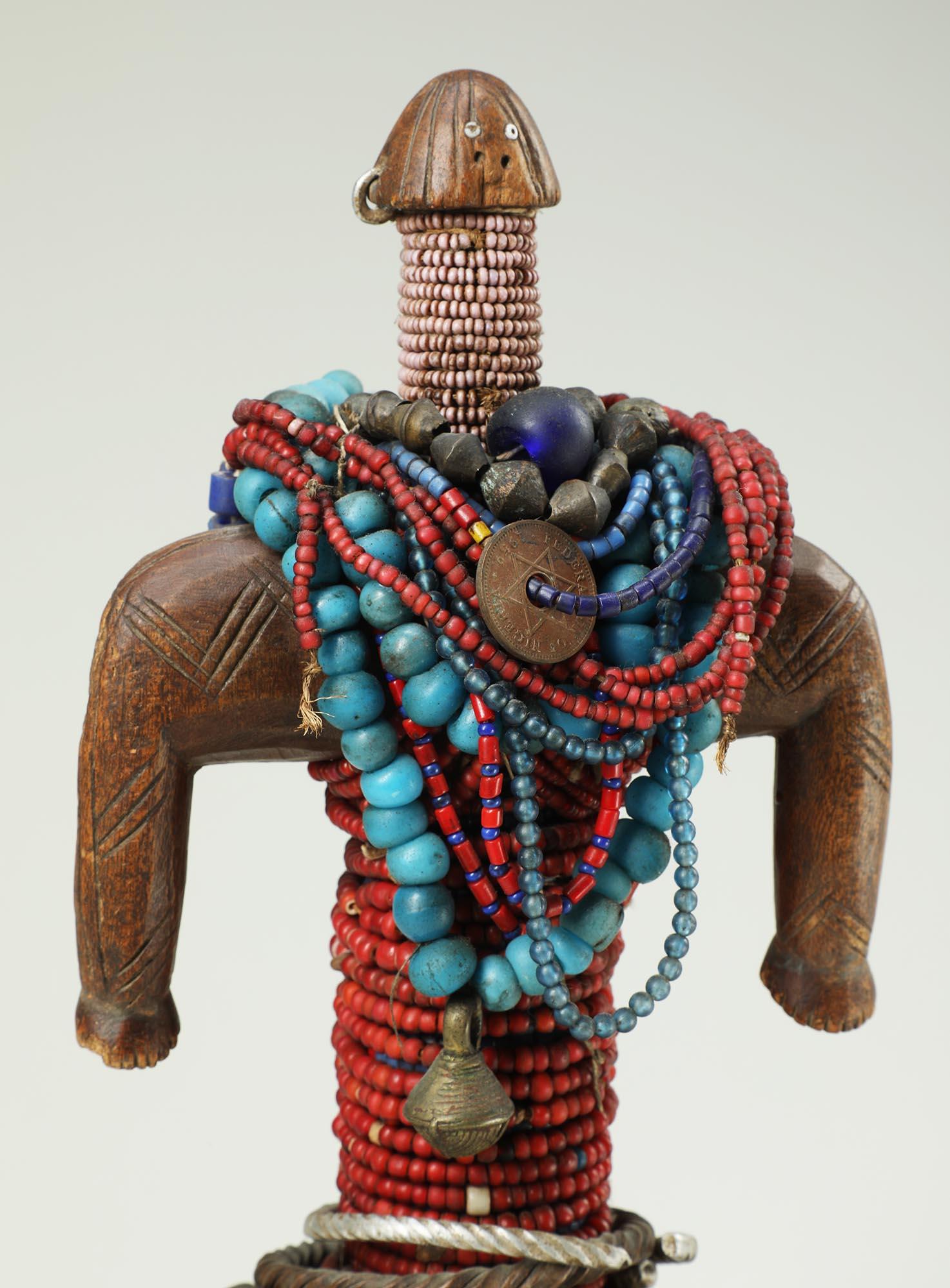 Muñeca Namji con cuentas, bayas de vaca, monedas y anillos de metal, Camerún Mediados del siglo XX Camerunés en venta