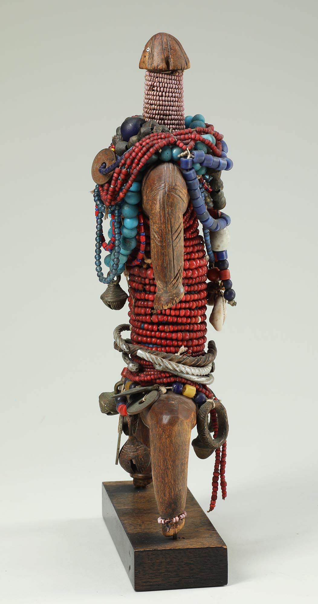 Muñeca Namji con cuentas, bayas de vaca, monedas y anillos de metal, Camerún Mediados del siglo XX en Desgastado estado para la venta en Point Richmond, CA