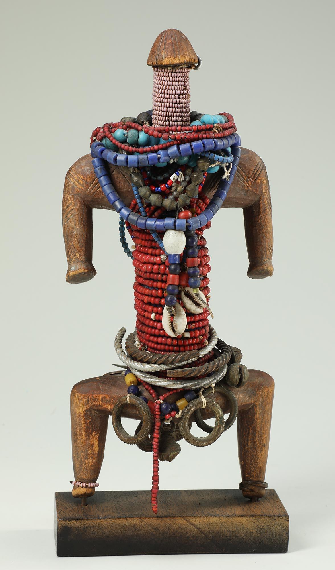 Muñeca Namji con cuentas, bayas de vaca, monedas y anillos de metal, Camerún Mediados del siglo XX en venta 1
