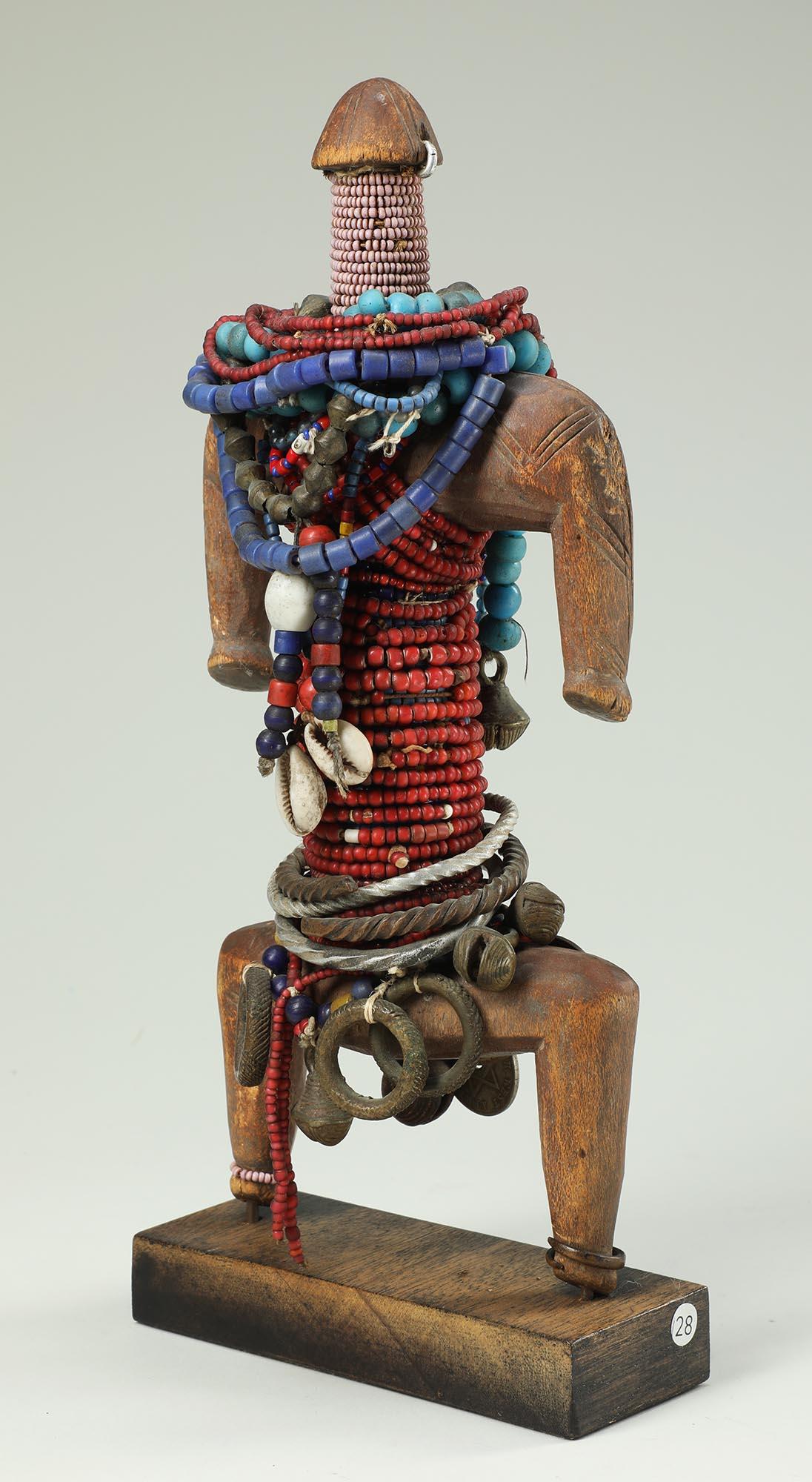 Muñeca Namji con cuentas, bayas de vaca, monedas y anillos de metal, Camerún Mediados del siglo XX en venta 2