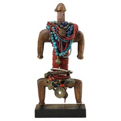 Muñeca Namji con cuentas, bayas de vaca, monedas y anillos de metal, Camerún Mediados del siglo XX