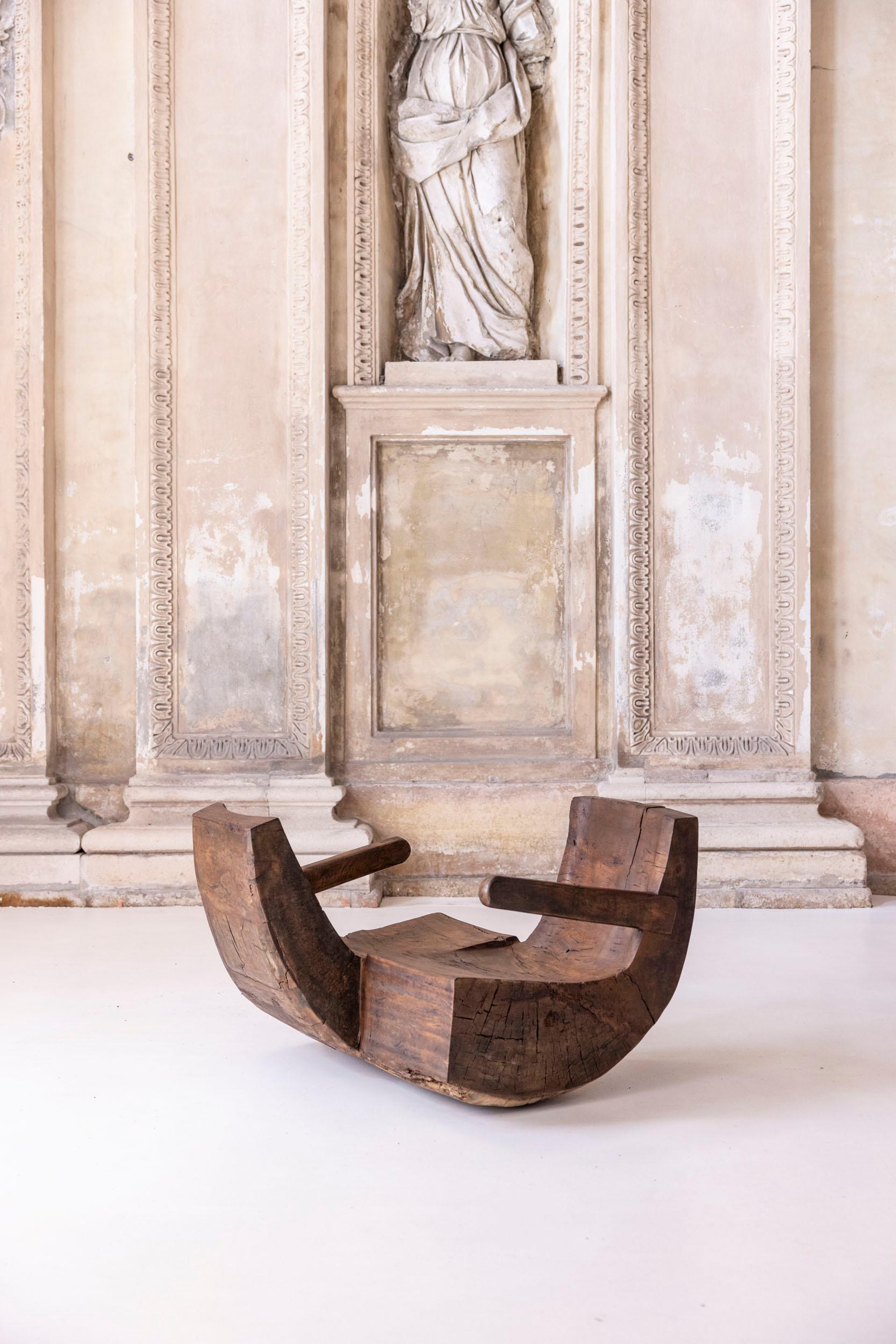 El icónico sillón Namoradeira de José Zanine Caldas, tallado en una sola pieza de madera de piqué, presenta dos asientos, uno frente al otro, que simbolizan la mirada íntima de los amantes.

Brasil, 1979