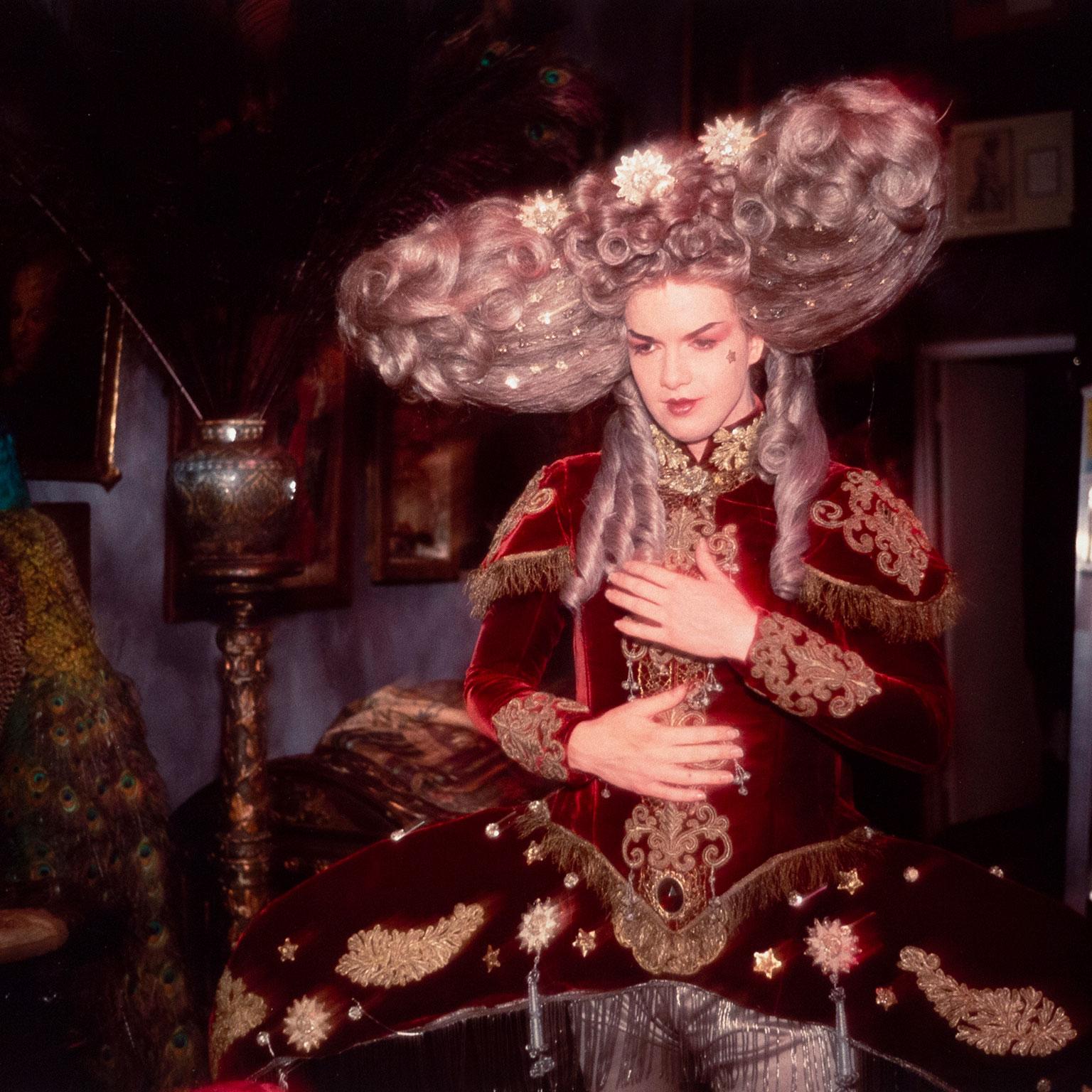 Joey gekleidet für Wigstock, NYC (Zeitgenössisch), Photograph, von Nan Goldin