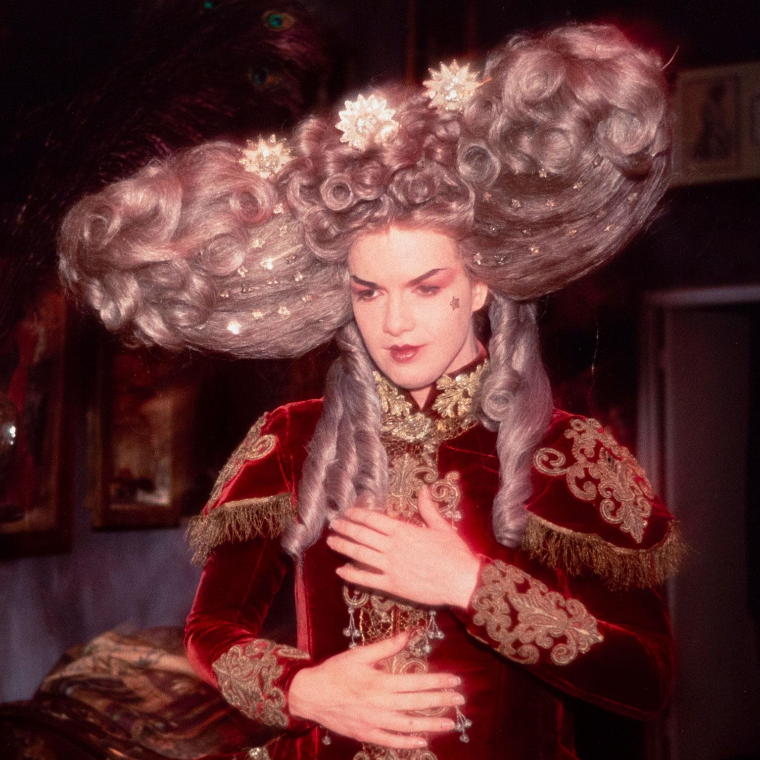 Joey gekleidet für Wigstock, NYC (Grau), Portrait Photograph, von Nan Goldin