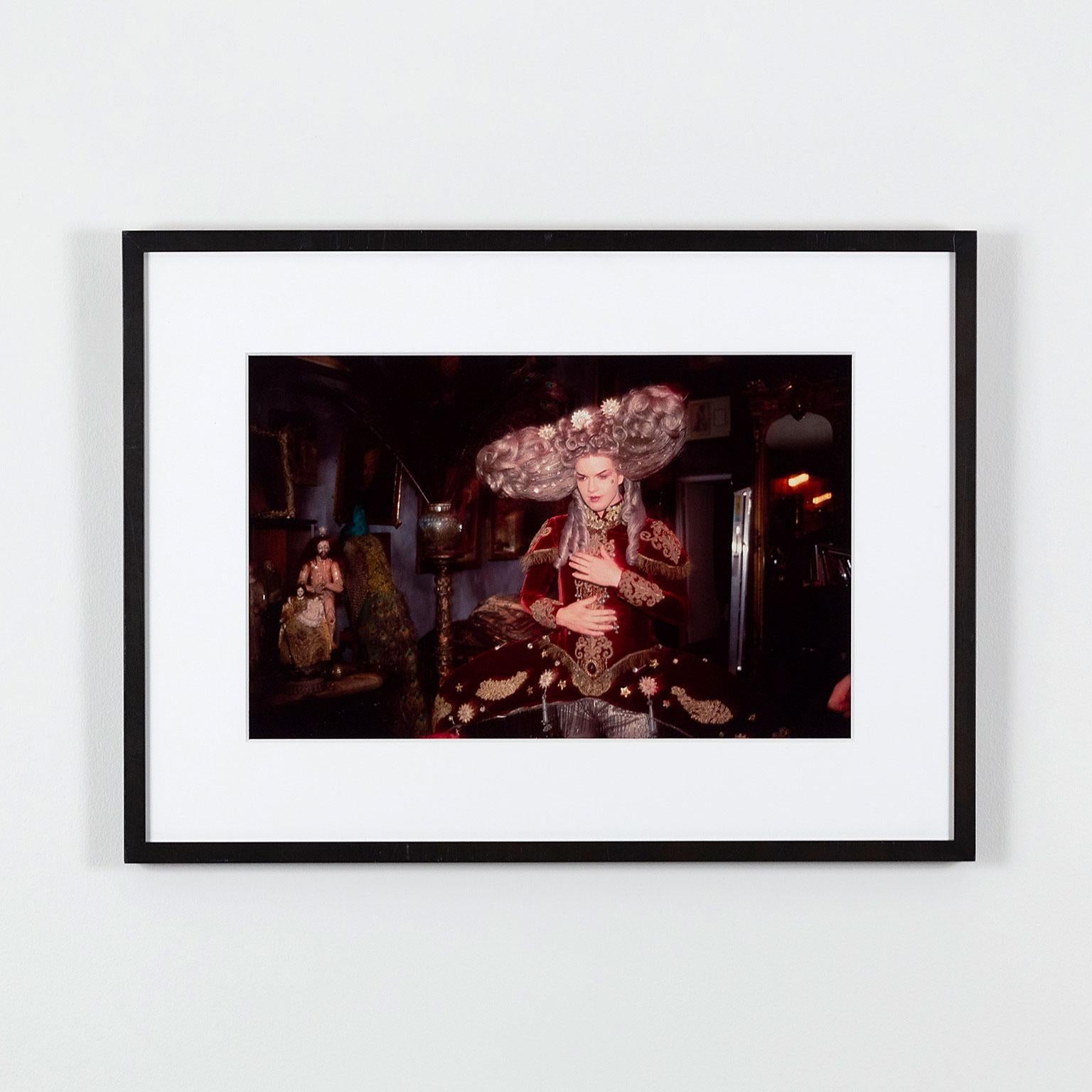 Nan Goldin Portrait Photograph – Joey gekleidet für Wigstock, NYC