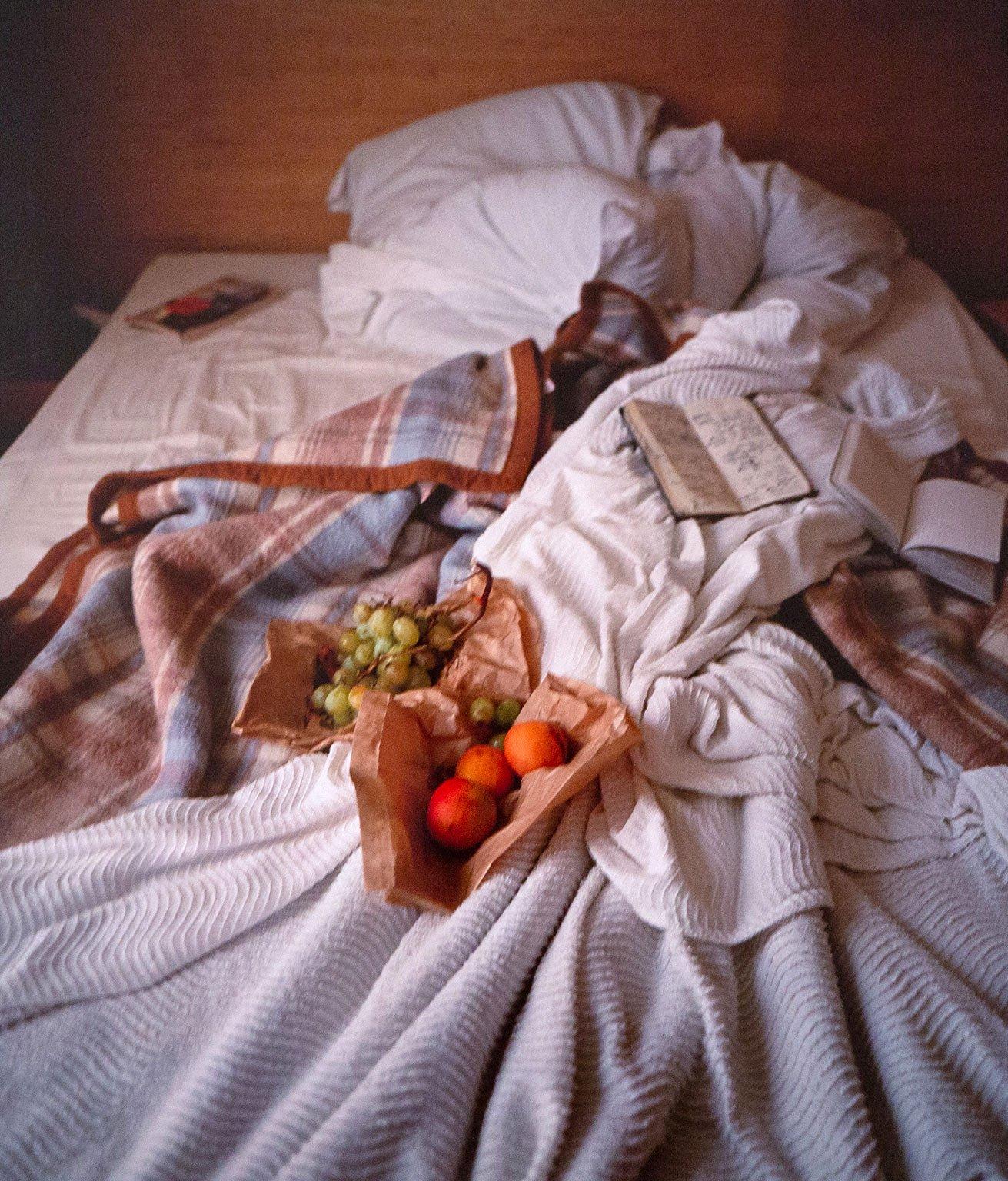 Mon lit, Hôtel La Louisiane, Paris - Postmoderne Photograph par Nan Goldin