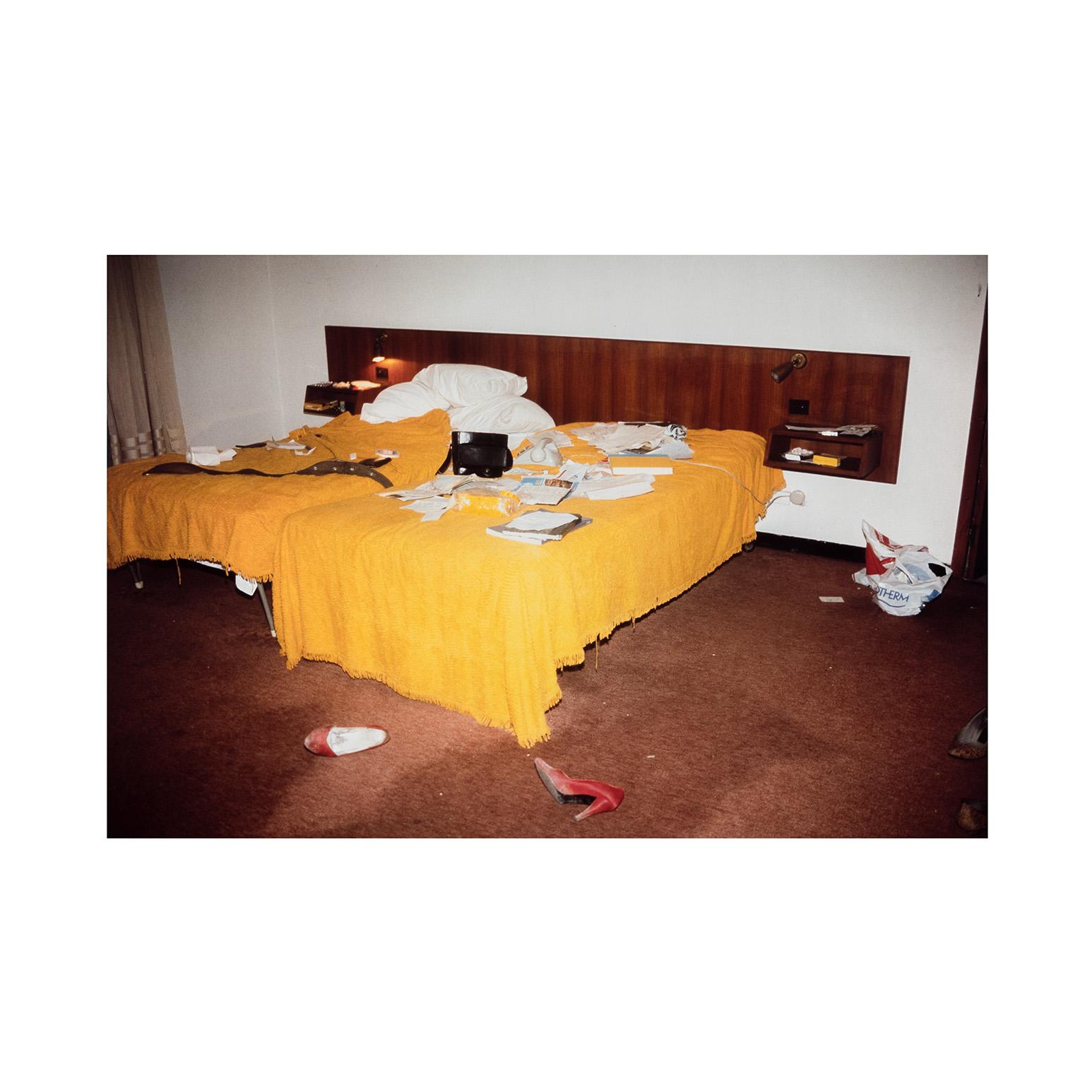Ma chambre d'hôtel, Valence, Espagne - Photograph de Nan Goldin