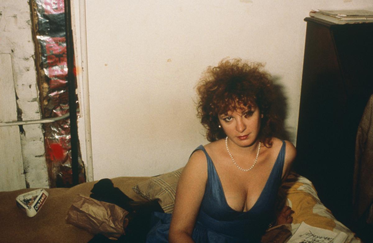 Portrait Photograph Nan Goldin - Self-portrait en robe bleue, New York City, 1985