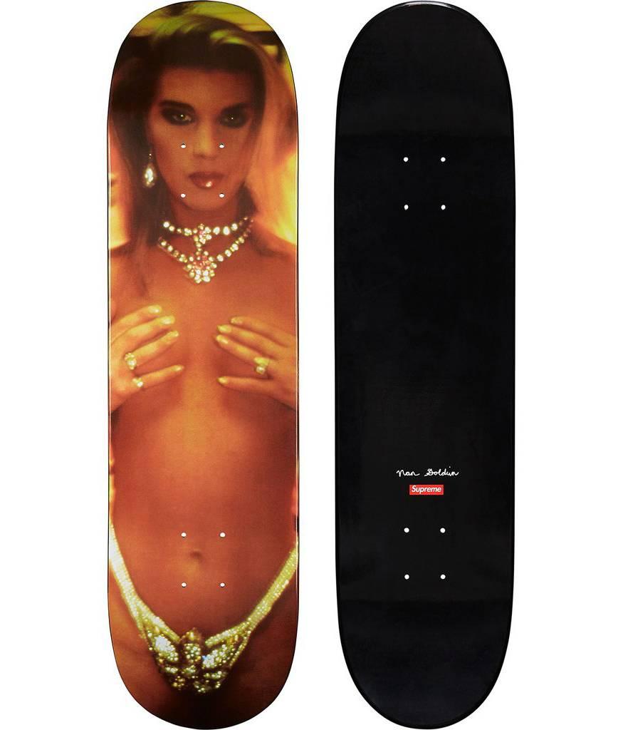 Nan Goldin Supreme Skateboard Deck : "Kim in Rhinestones, Paris 1991" :
Publié en 2018 par Supreme New York.
Signature imprimée de Nan Goldin au verso.
D'une édition épuisée d'environ 500 exemplaires (non numérotés).

Dimensions : 31.5 x 8 x 0.5 in.