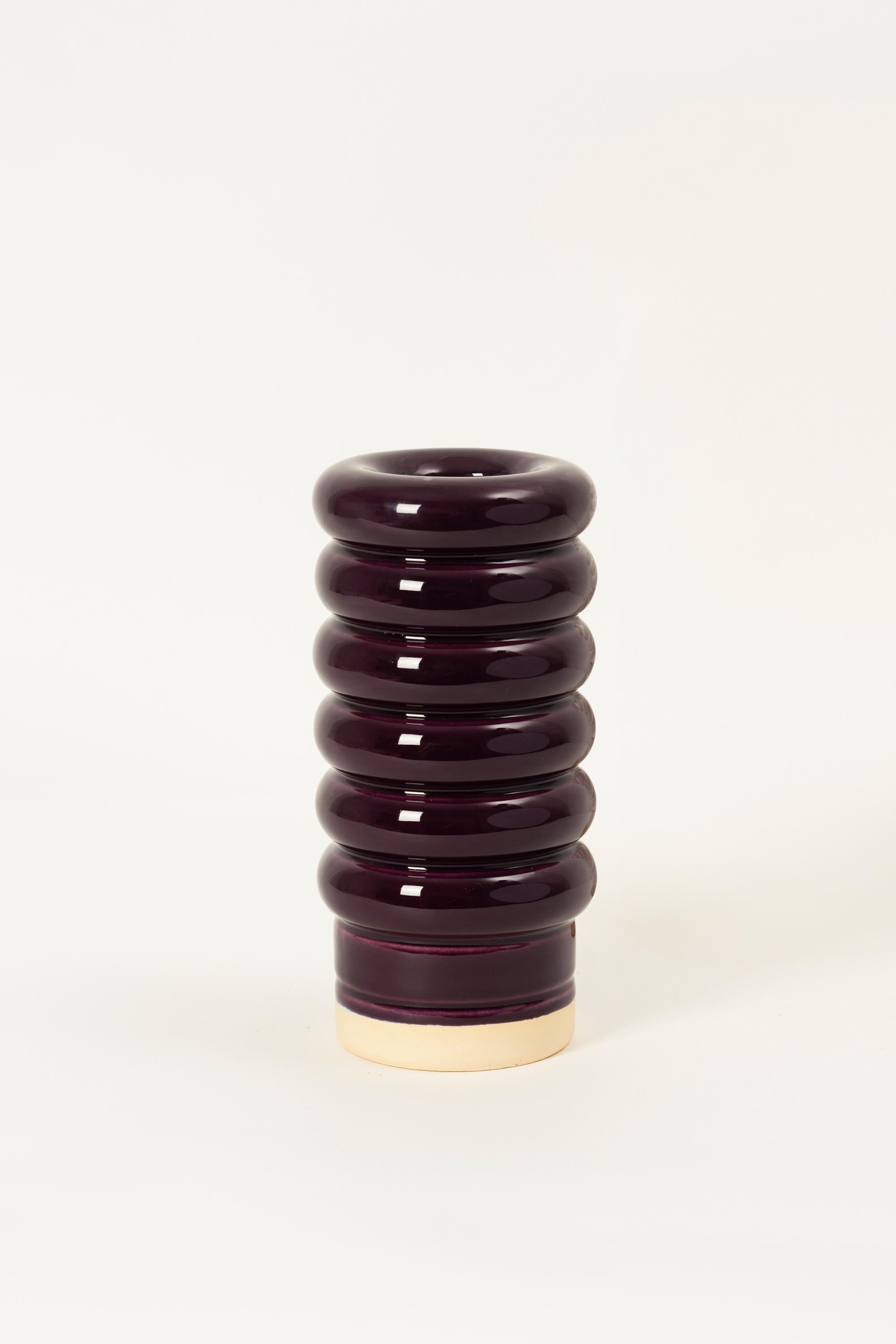 Eine kleine Vase mit einer einzigartigen Form A, die aus sechs Brezeln und einem kontrastierenden Sockel besteht. Die Vase NANA bringt jeden Blumenstrauß wunderschön zur Geltung, dessen Schönheit durch die auffällige Farbe der Vase noch
