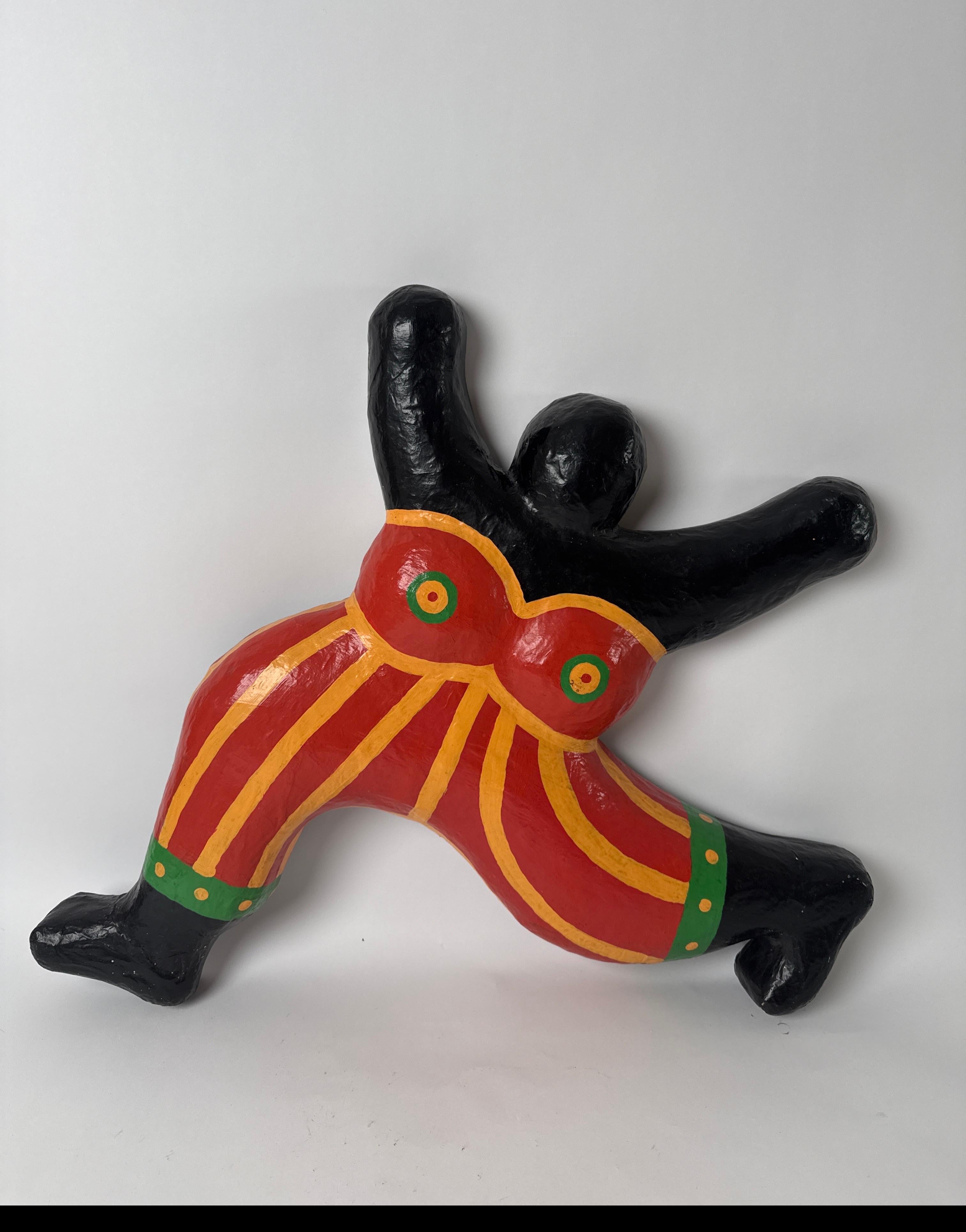 Esta pieza de decoración es de un artista muy conocido y bueno que hace hincapié en el feminismo. La obra es de Niki de Saint Phalle, más conocida por sus pinturas de fusilamiento. El mismo artista no sólo hace pintura, sino también películas,