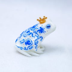 "Rospo Delft 1" - Scultura in resina dipinta a mano, blu e bianca, 2025