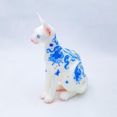 "Sphynx 2" - Sculpture de chat en résine peinte à la main à motif porcelaine, 2024