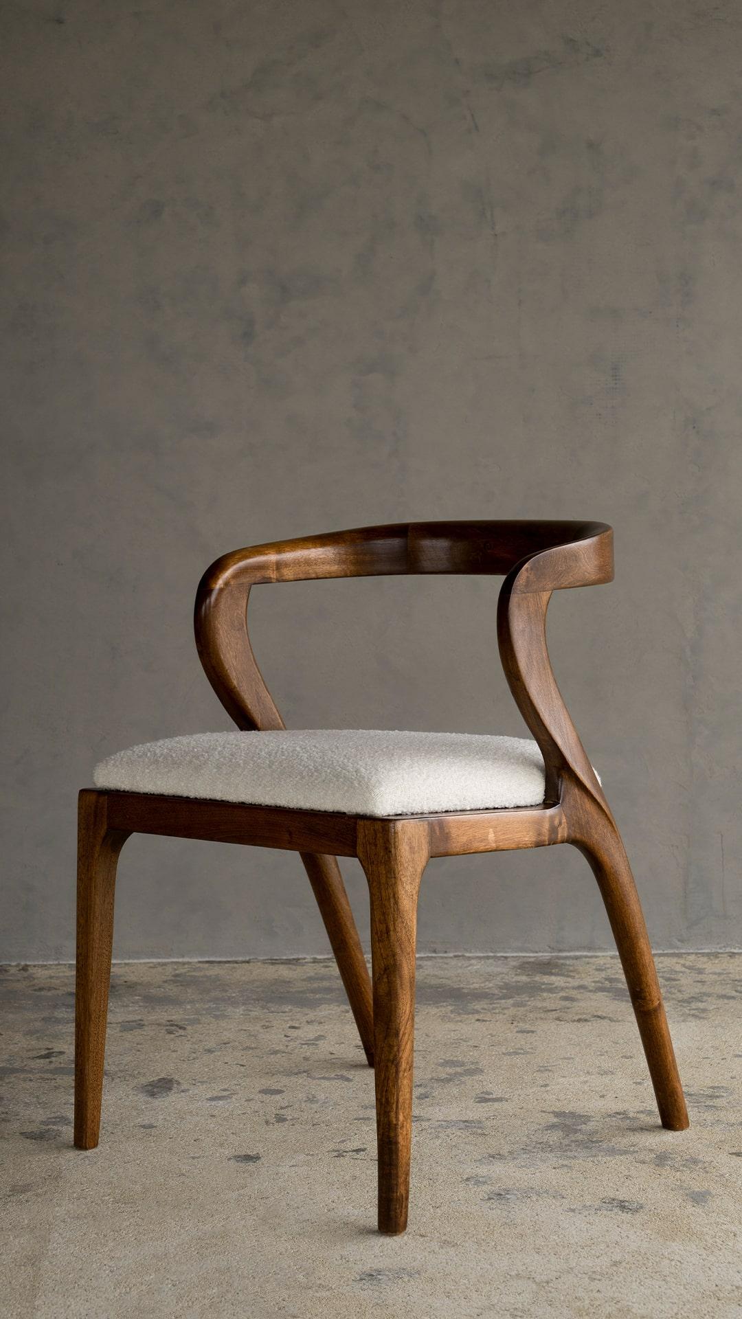 Lagu values and cherishes local production, bringing together the artisanal crafts of boutique producers and user-friendly quality designs in the 'Lagu Selection'.

The elegant piece of the Lagu Selection collection, Nana Chair, stands out with its