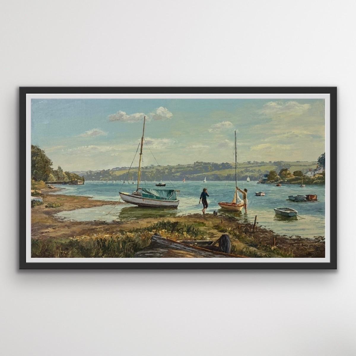 Scena costiera inglese con barche, acque di vongole, luce del sole e tranquilla vita di mare - Painting di Nancy Bailey