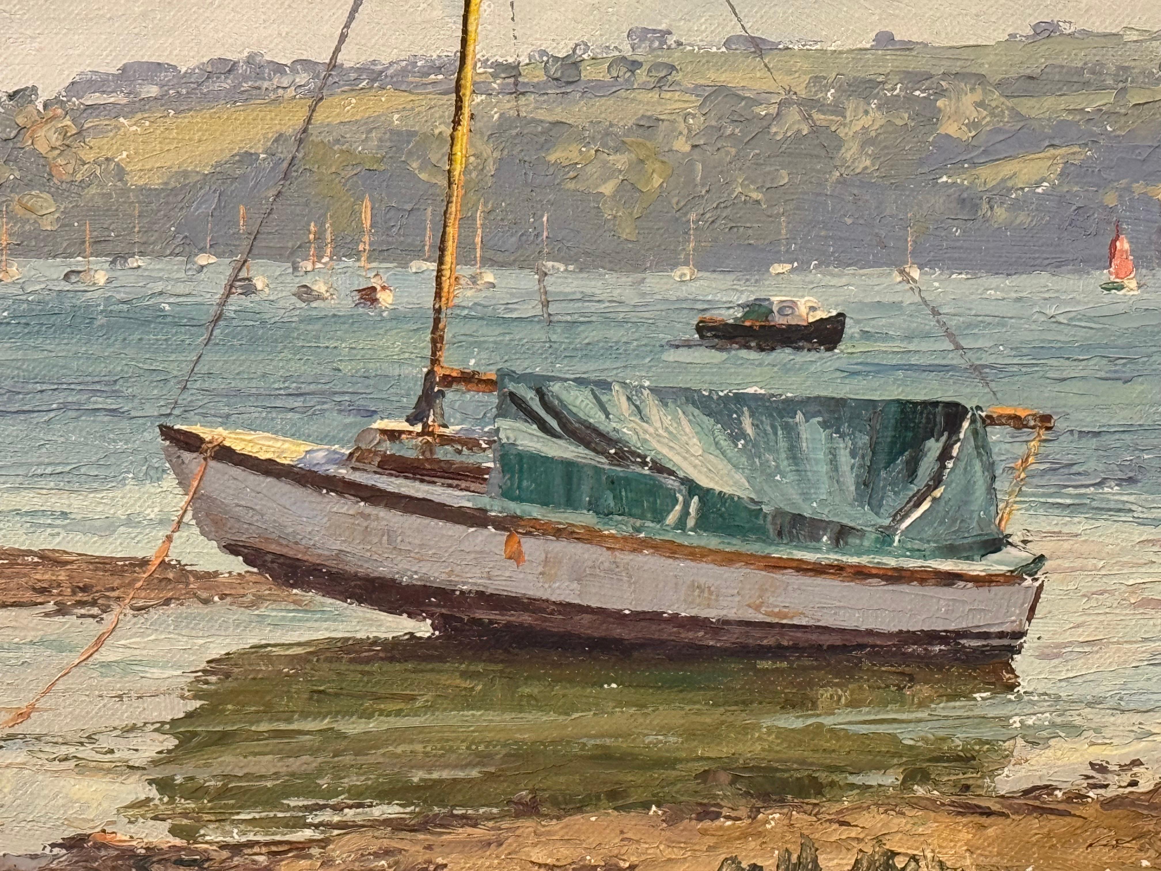 Scena costiera inglese con barche, acque di vongole, luce del sole e tranquilla vita di mare - Figurative Painting Grigio di Nancy Bailey