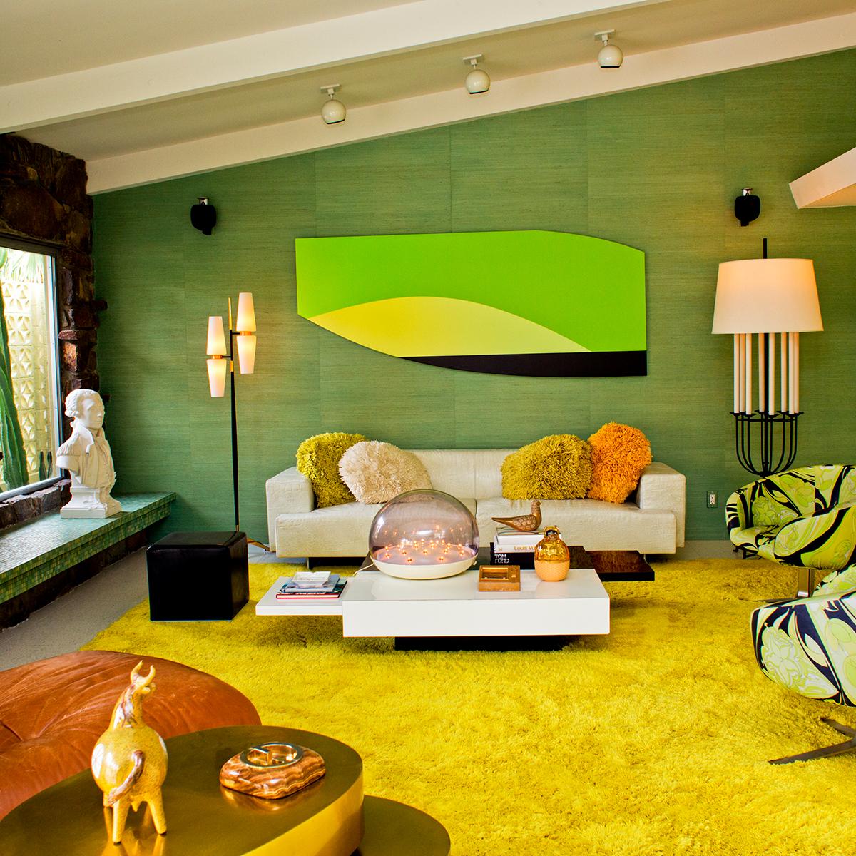 The Pucci Chairs and all the Rest von Nancy Baron ist ein 16,5 x 16,5 Zoll großer Pigmentdruck. Dieses Foto ist in einer Auflage von 10 Stück erschienen. Das Foto zeigt ein farbenfrohes Interieur mit modernen Möbeln aus der Mitte des Jahrhunderts,