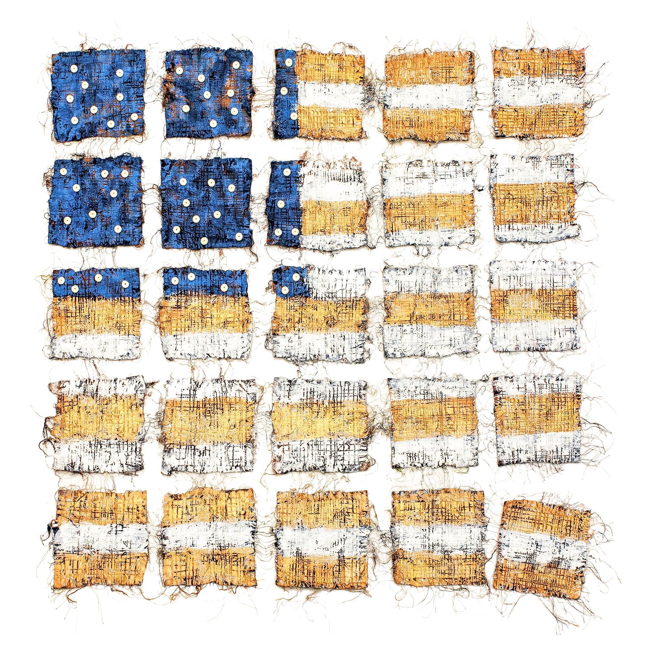 Nancy Billings - Art textile américain  Drapeau « Democracy V- Hanging on by a Thread »