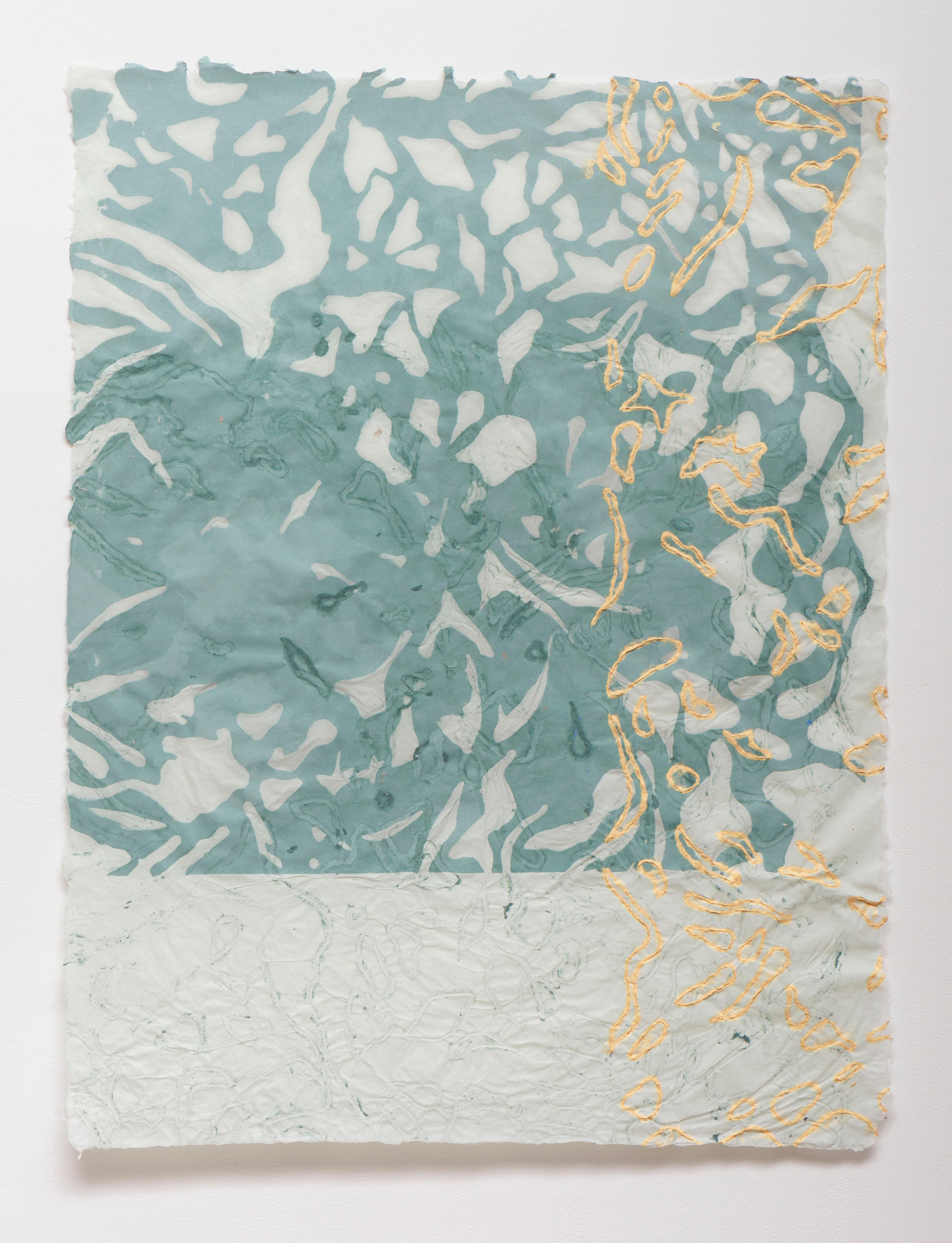 "Aqua Veil" 2022 pâte à papier et papier fait main - Mixed Media Art de Nancy Cohen