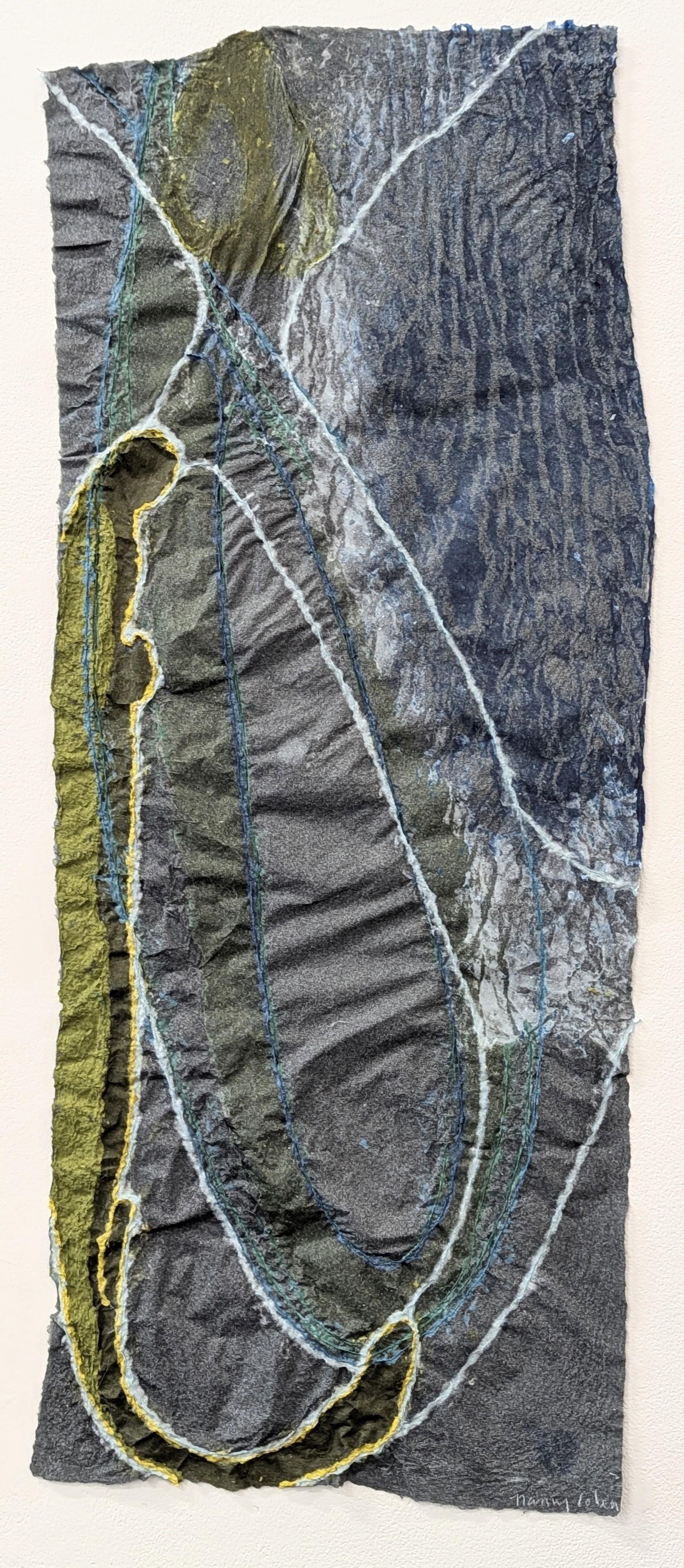 "Nachtansicht" 2025 Papierzellstoff und handgeschöpftes Papier – Mixed Media Art von Nancy Cohen
