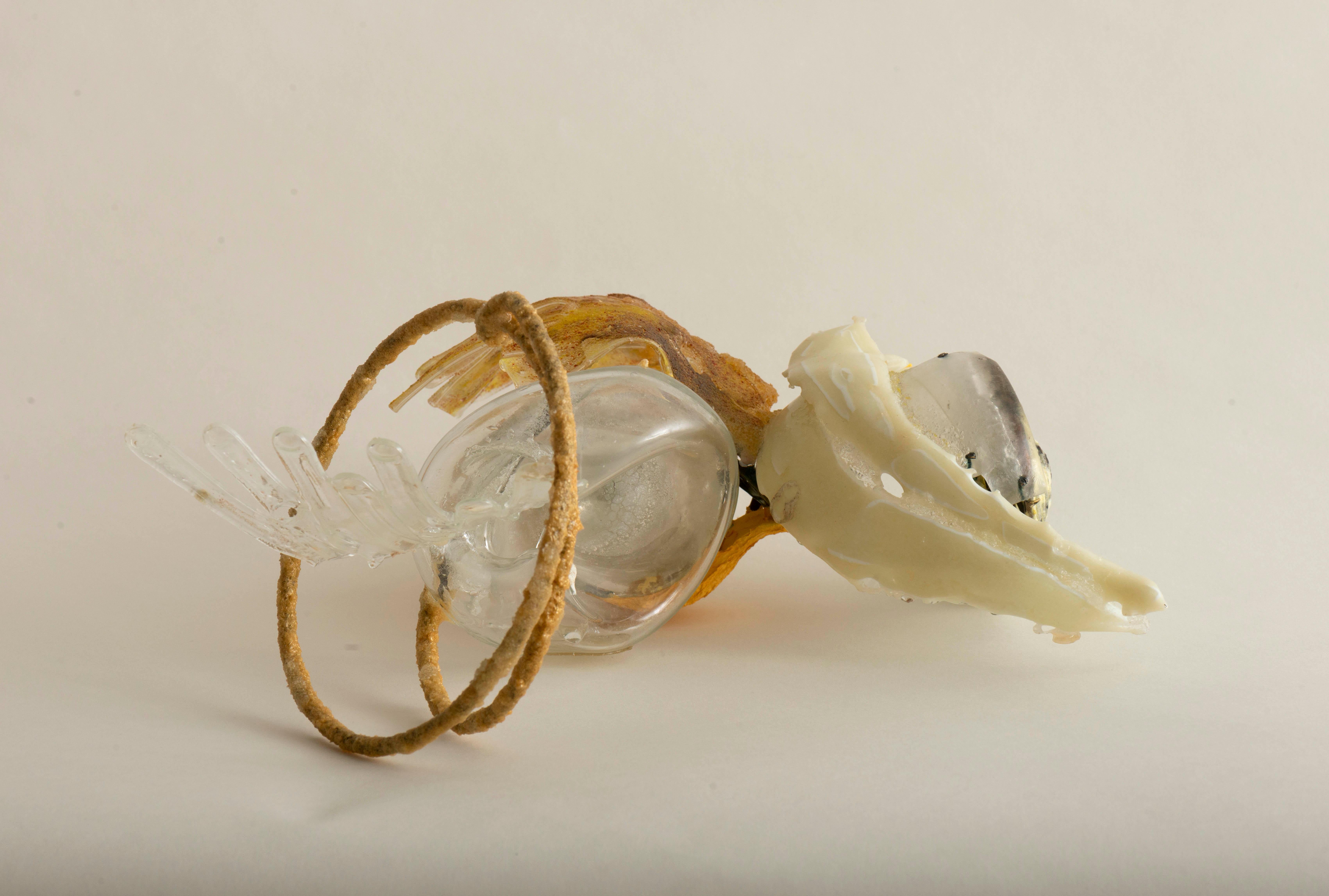 Sculpture abstraite en verre et papier fait main «ilt a Whirl » de Nancy Cohen