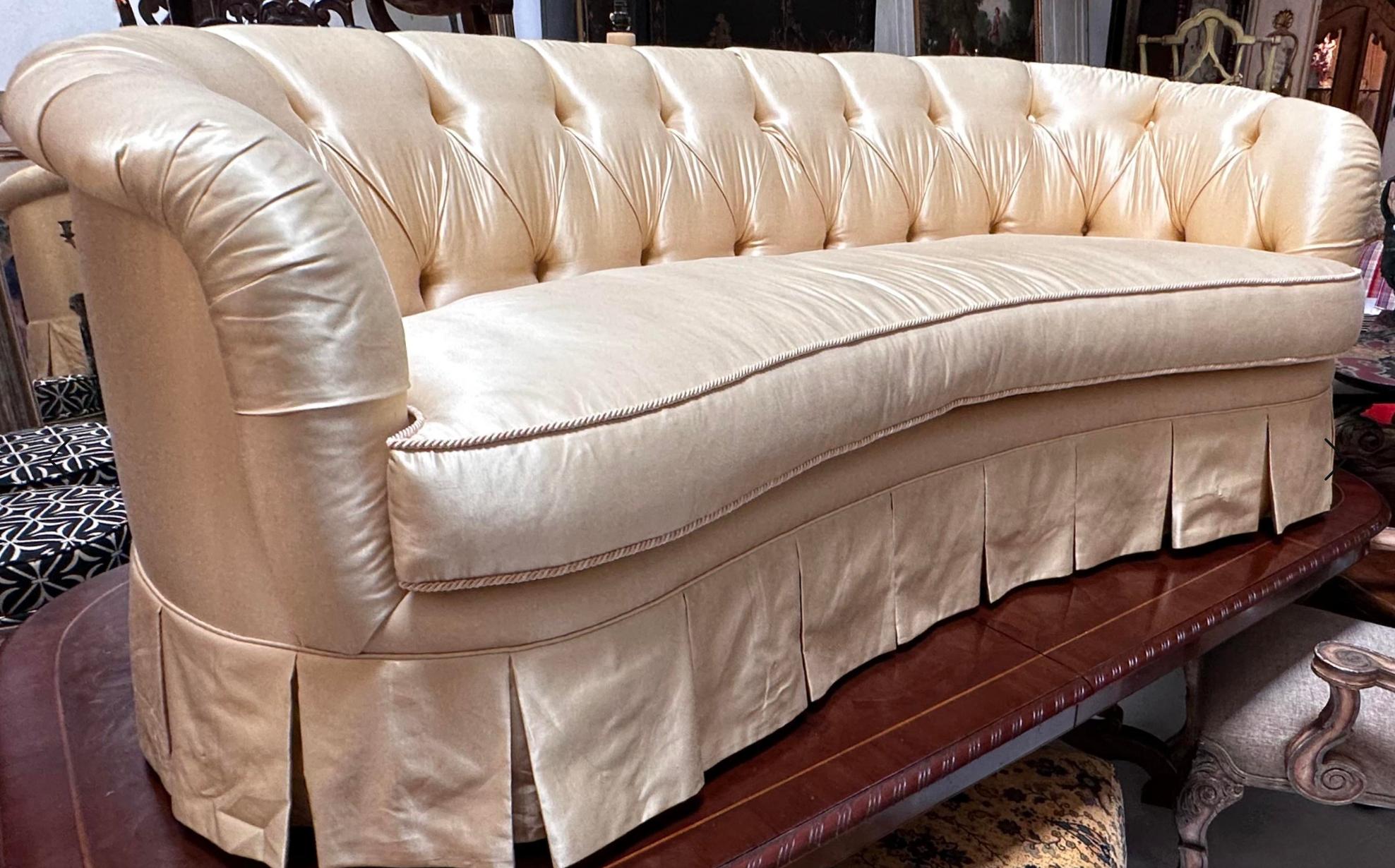 Gebogenes, getuftetes, gelbes Satin-Sofa im Art déco-Stil von Nancy Corzine (amerikanisch) im Angebot