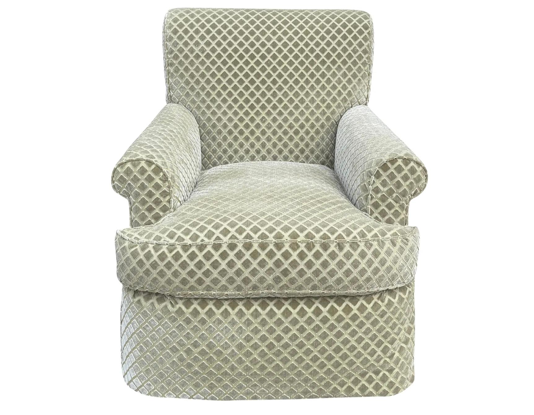 Nancy Corzine Voll gepolstert Cut Velvet Club Chair. Es wurde frisch mit dem authentischen Stoff Nancy Corzine bezogen. 1 von 2 verfügbar.