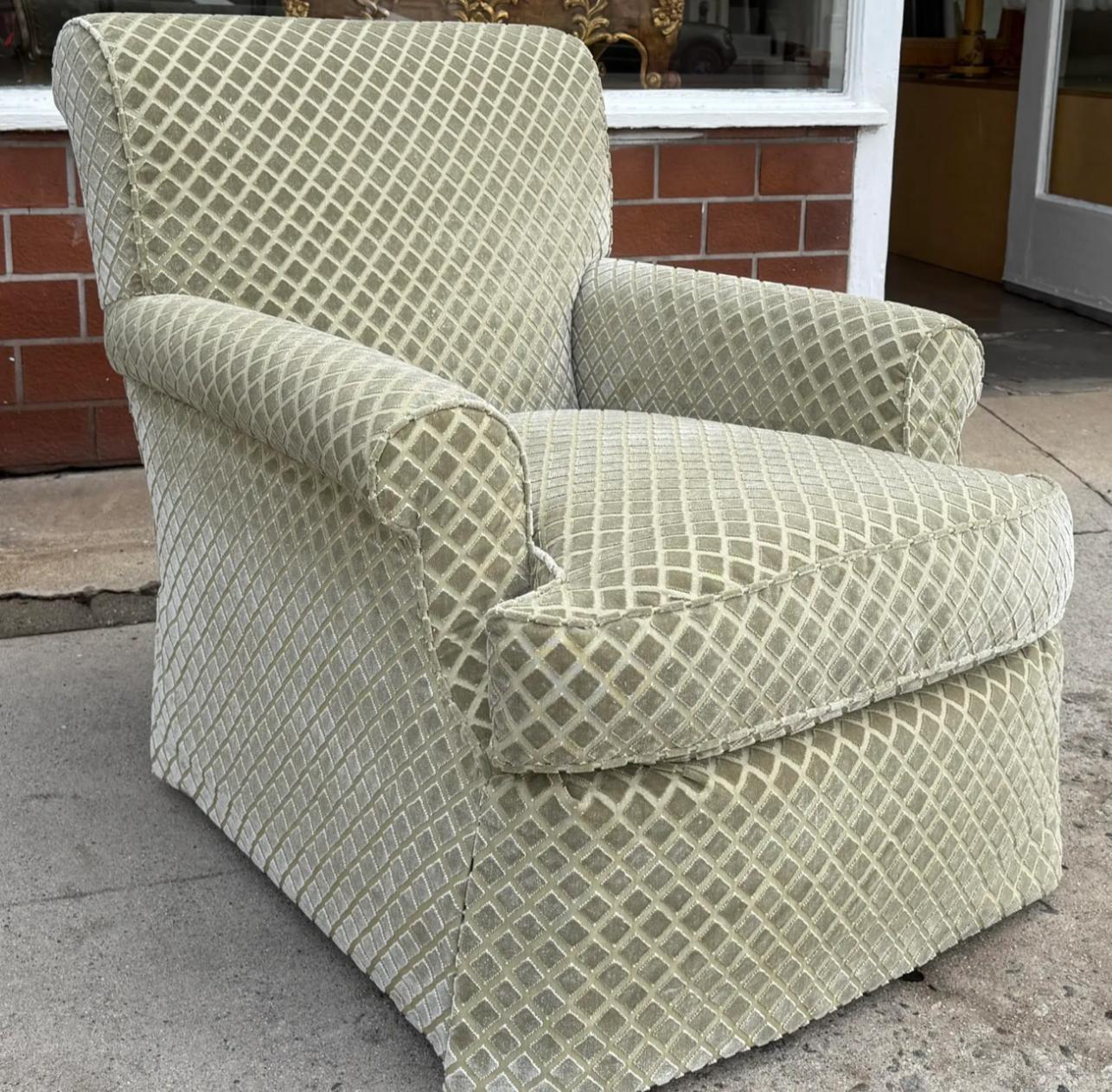 Nancy Corzine Voll gepolstert Cut Velvet Club Chair 1 von 2 (Art déco) im Angebot