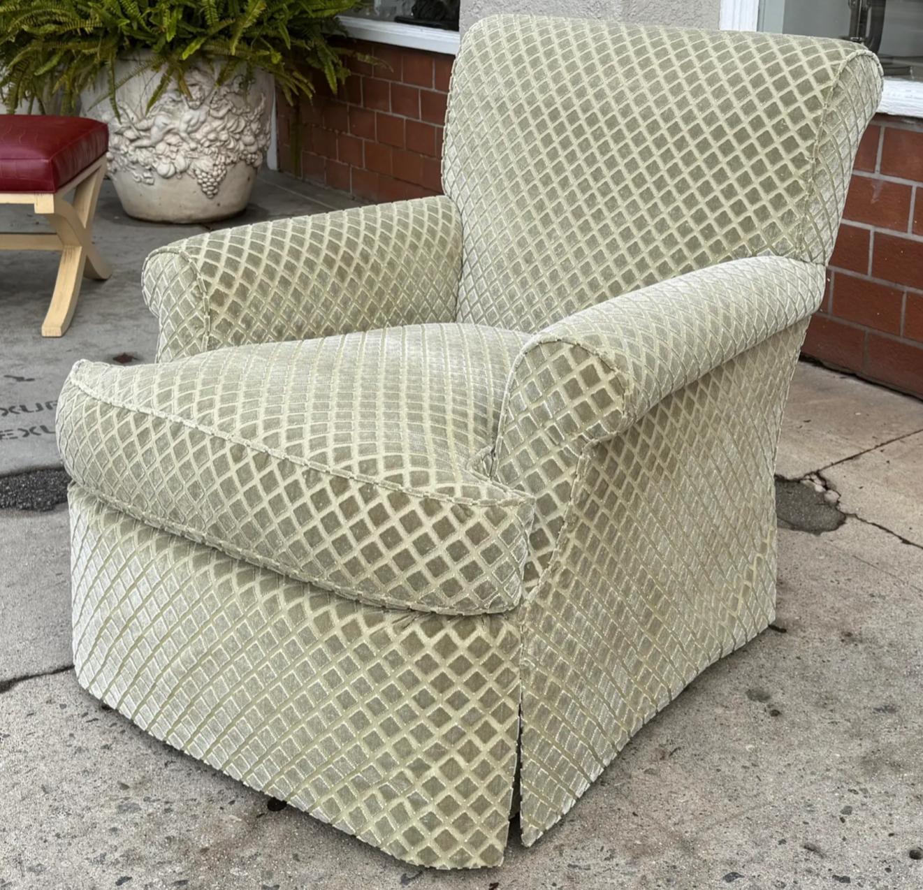 Nancy Corzine Voll gepolstert Cut Velvet Club Chair 1 von 2 (amerikanisch) im Angebot