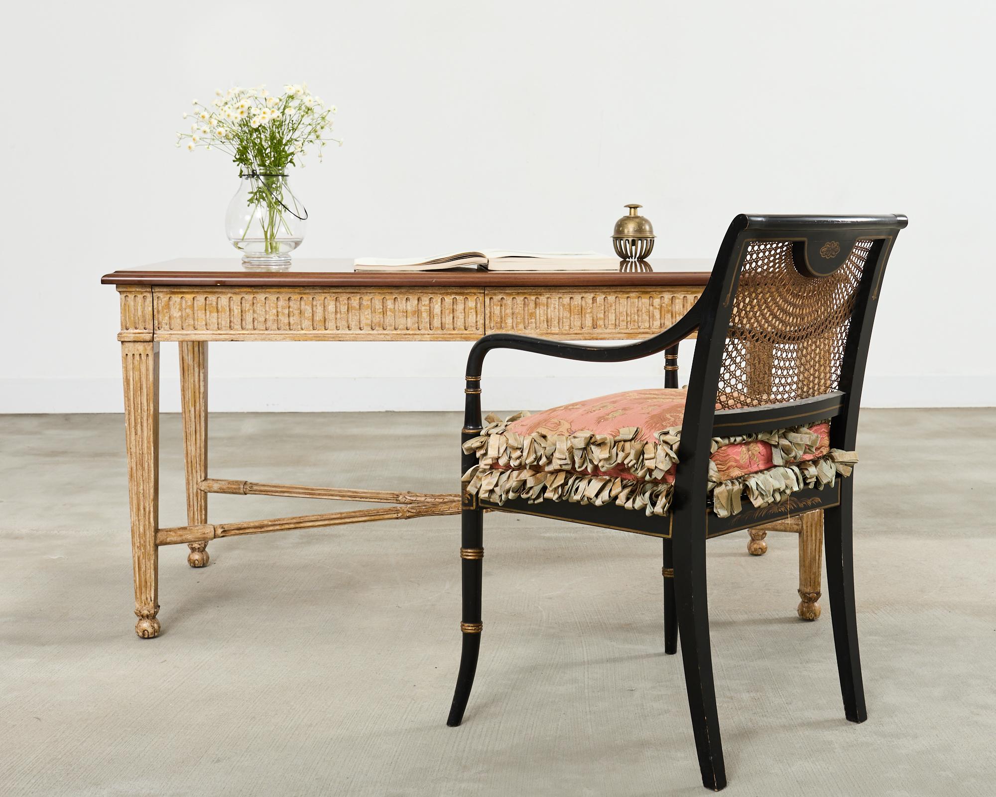 Opulenta mesa o escritorio de estilo neoclásico diseñada por Nancy Corzine. El escritorio Laurel tiene un grueso tablero de madera maciza con borde conopial. La parte superior se apoya en una base de estilo caballete con delantal grecorromano de