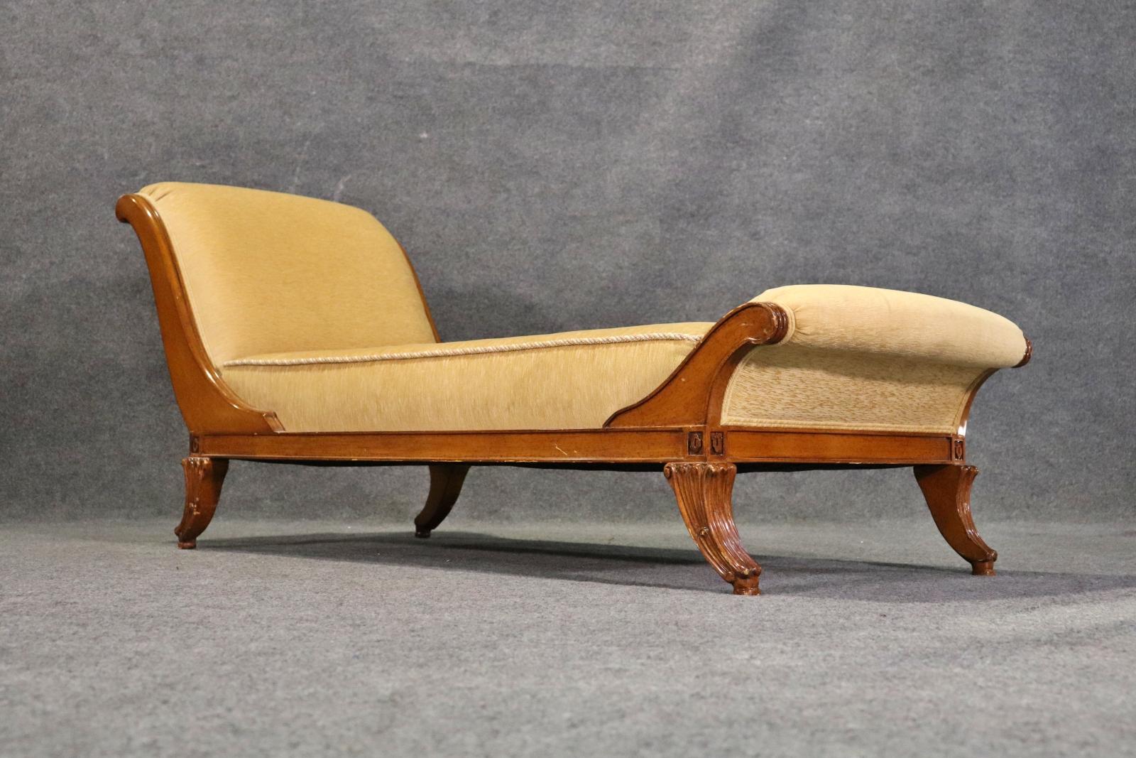 Nancy Corzine Walnut French French Directoire Daybed Fainting Couch Chaise In Good Condition In Swedesboro, NJ