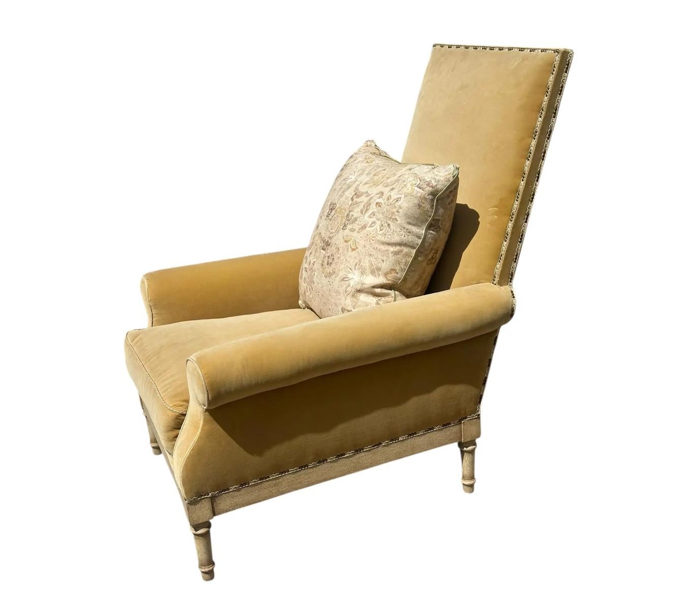 Regency Fauteuil club Nancy Corzine en velours jaune avec coussin écossais rose, 1 de 2 en vente